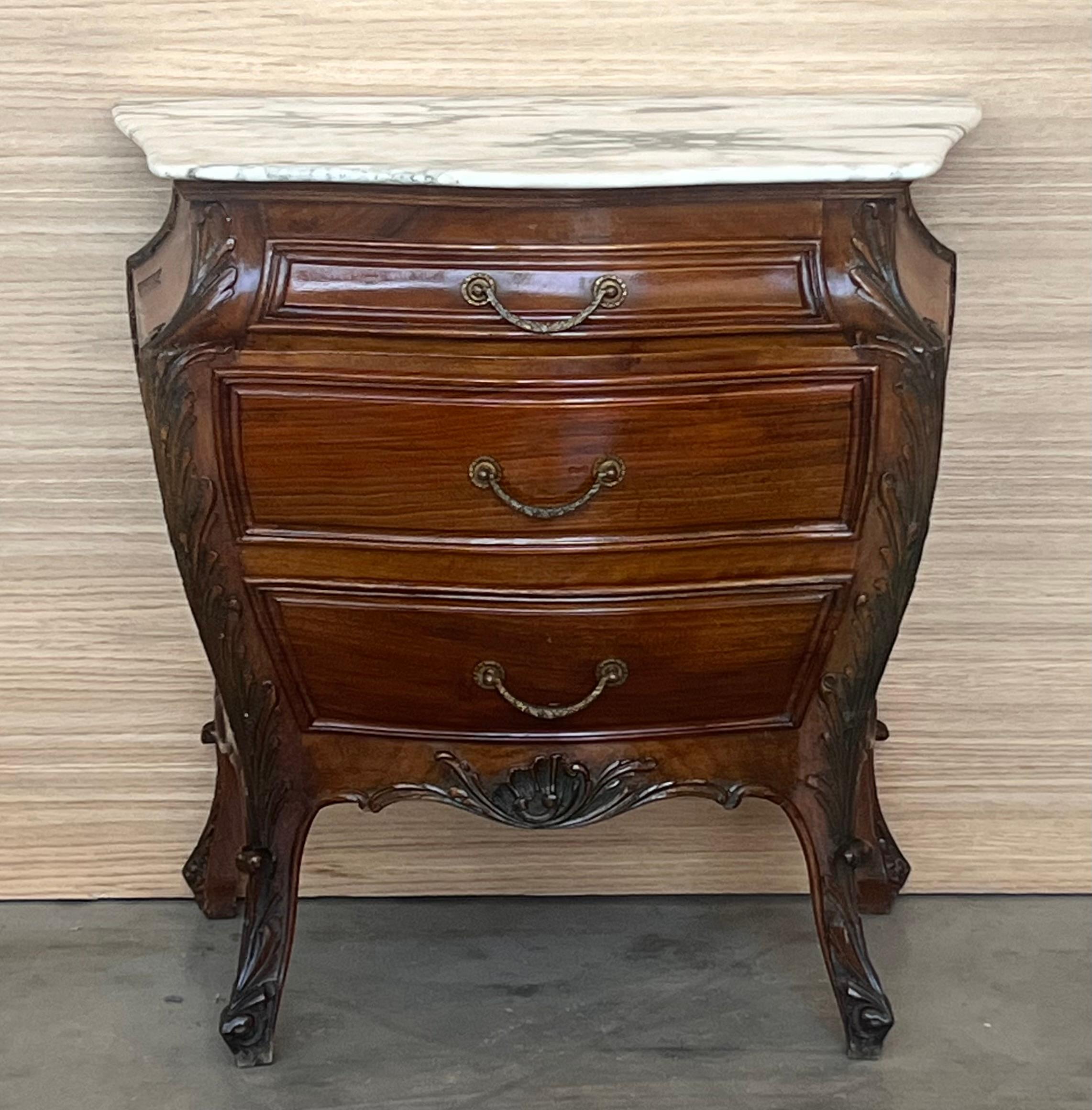 Paire de tables de nuit françaises sculptées avec trois tiroirs et plateau en marbre