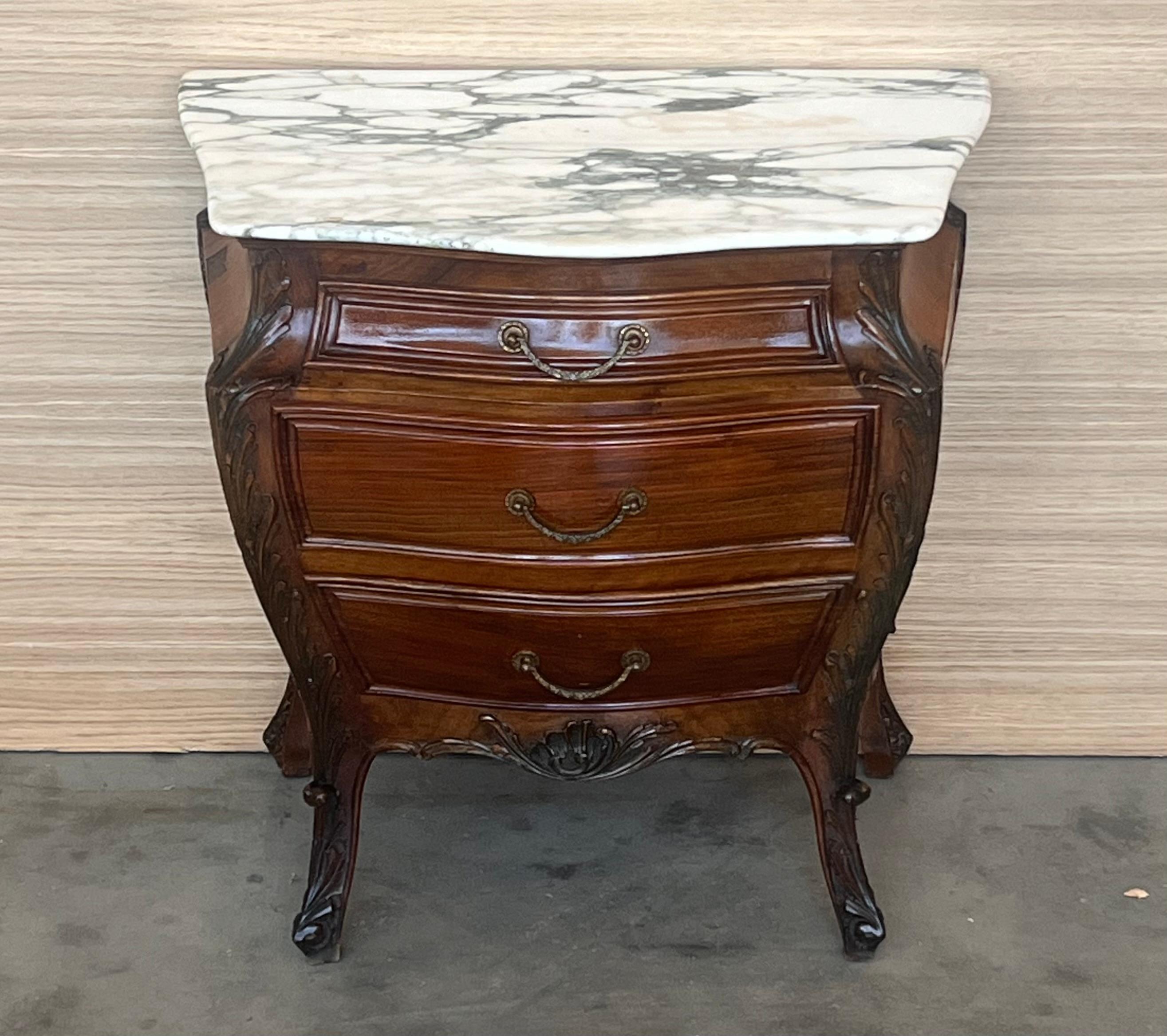 Provincial français Paire de tables de nuit sculptées françaises avec trois tiroirs et plateau en marbre en vente
