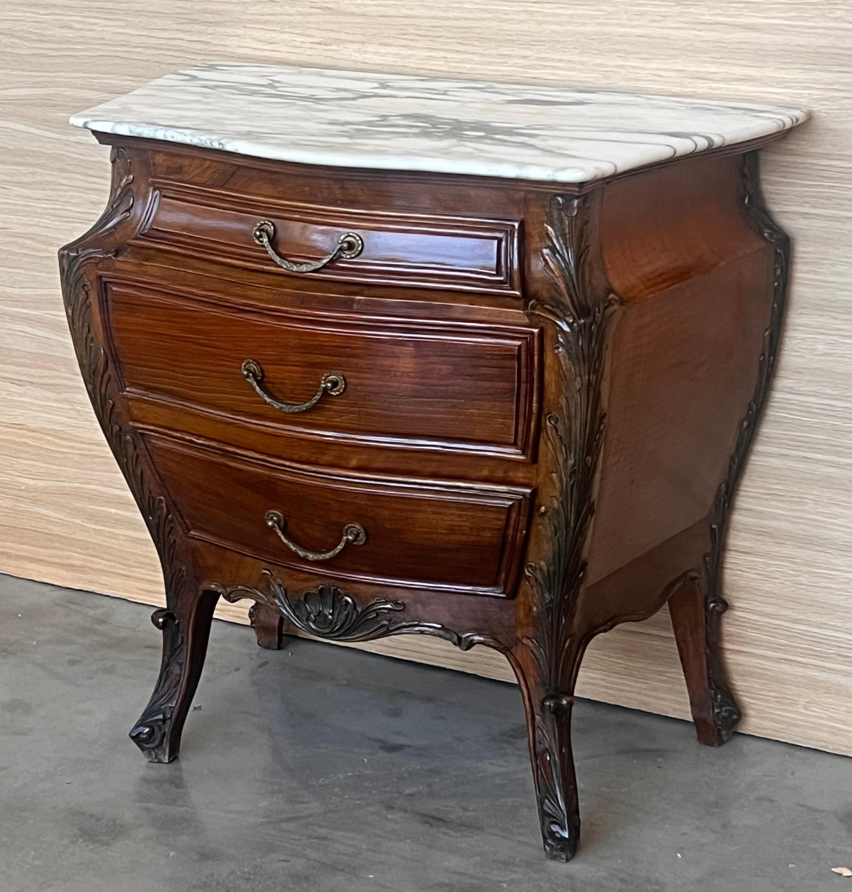 Français Paire de tables de nuit sculptées françaises avec trois tiroirs et plateau en marbre en vente