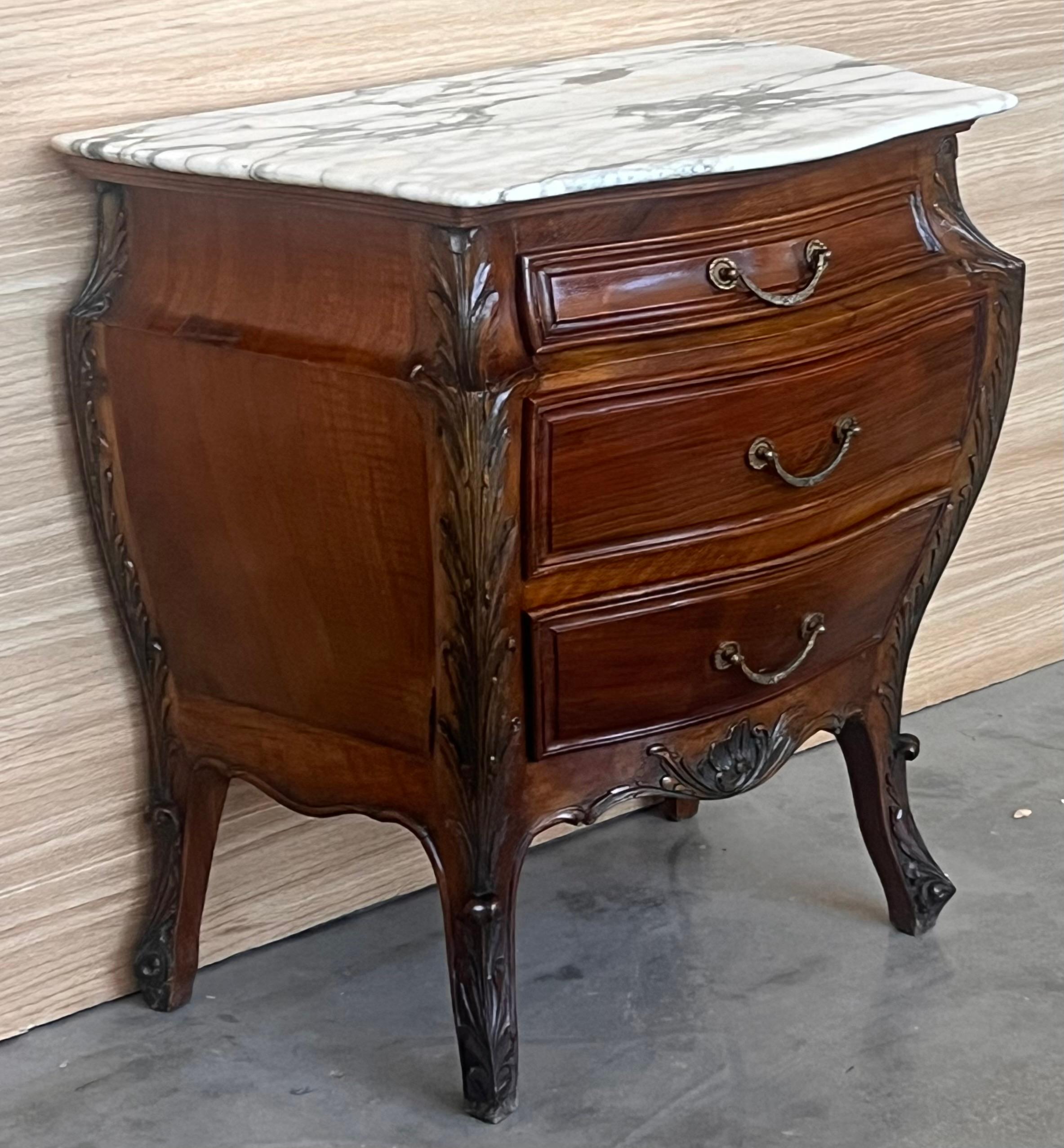 Paire de tables de nuit sculptées françaises avec trois tiroirs et plateau en marbre Bon état - En vente à Miami, FL