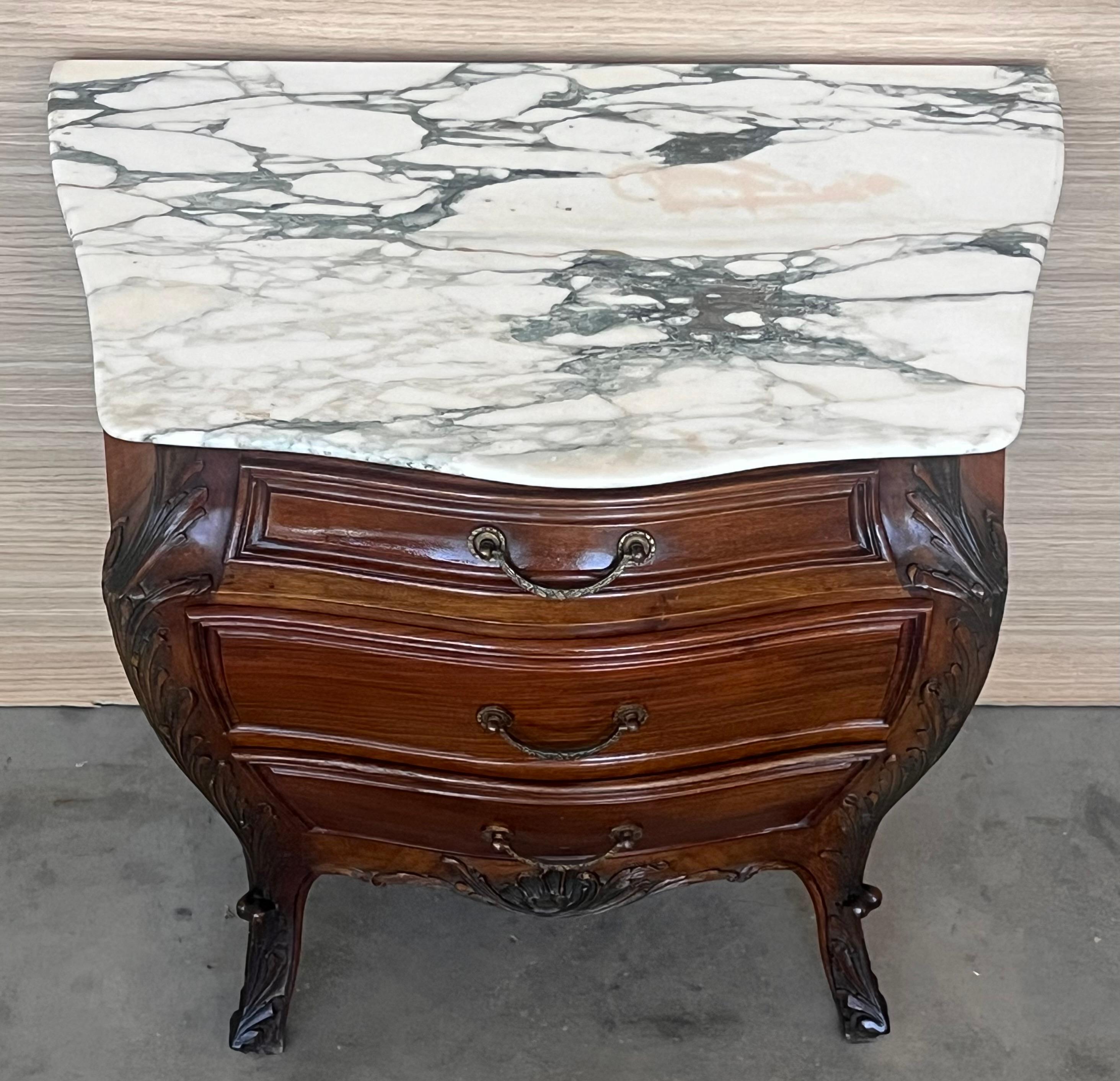 20ième siècle Paire de tables de nuit sculptées françaises avec trois tiroirs et plateau en marbre en vente