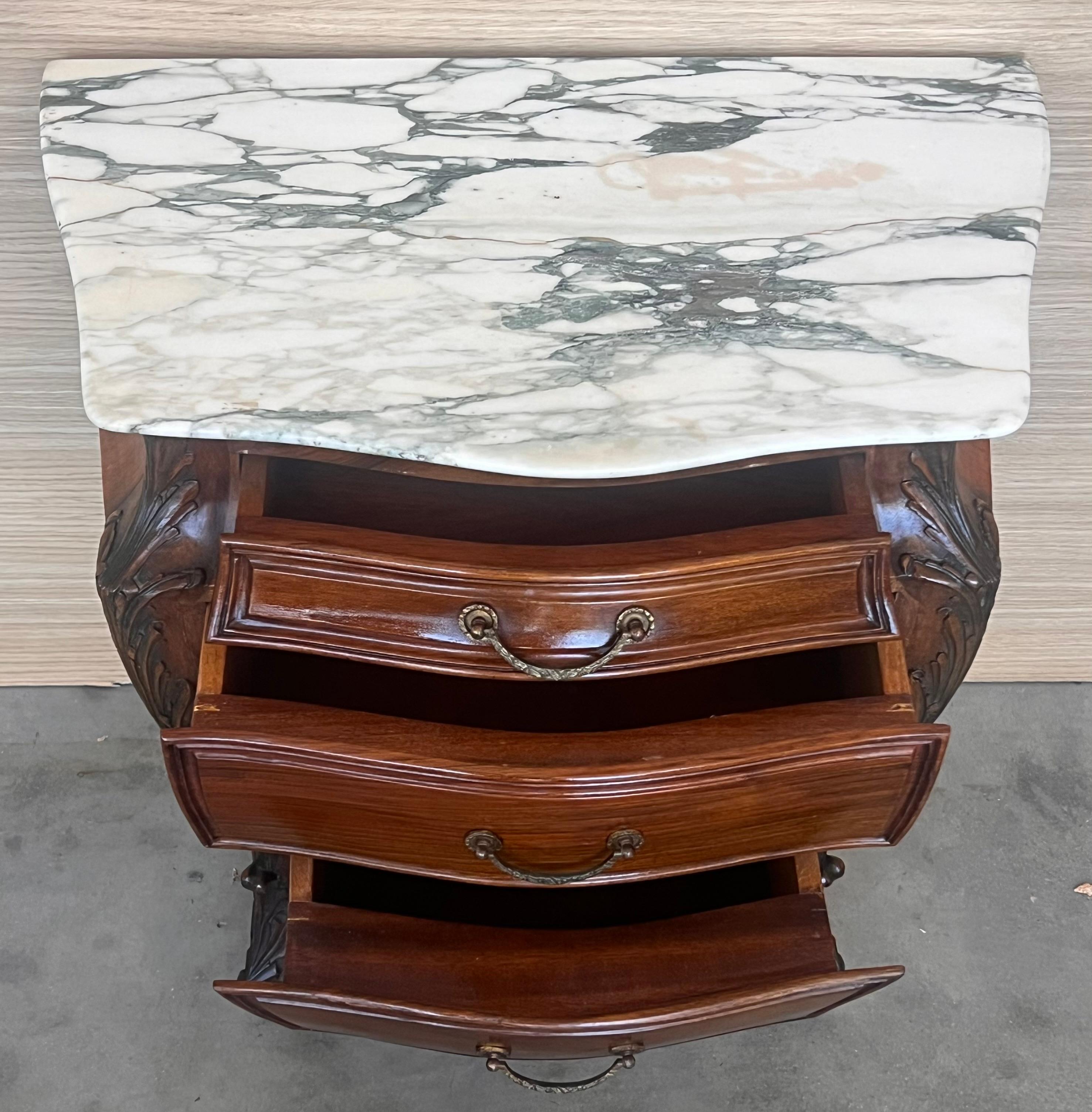 Marbre Paire de tables de nuit sculptées françaises avec trois tiroirs et plateau en marbre en vente