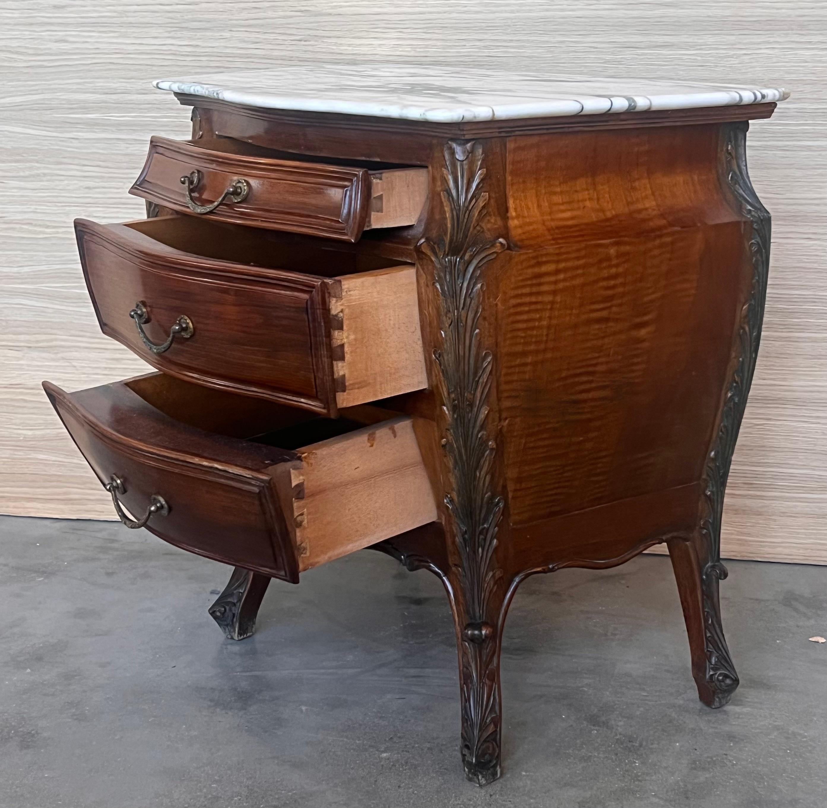 Paire de tables de nuit sculptées françaises avec trois tiroirs et plateau en marbre en vente 1