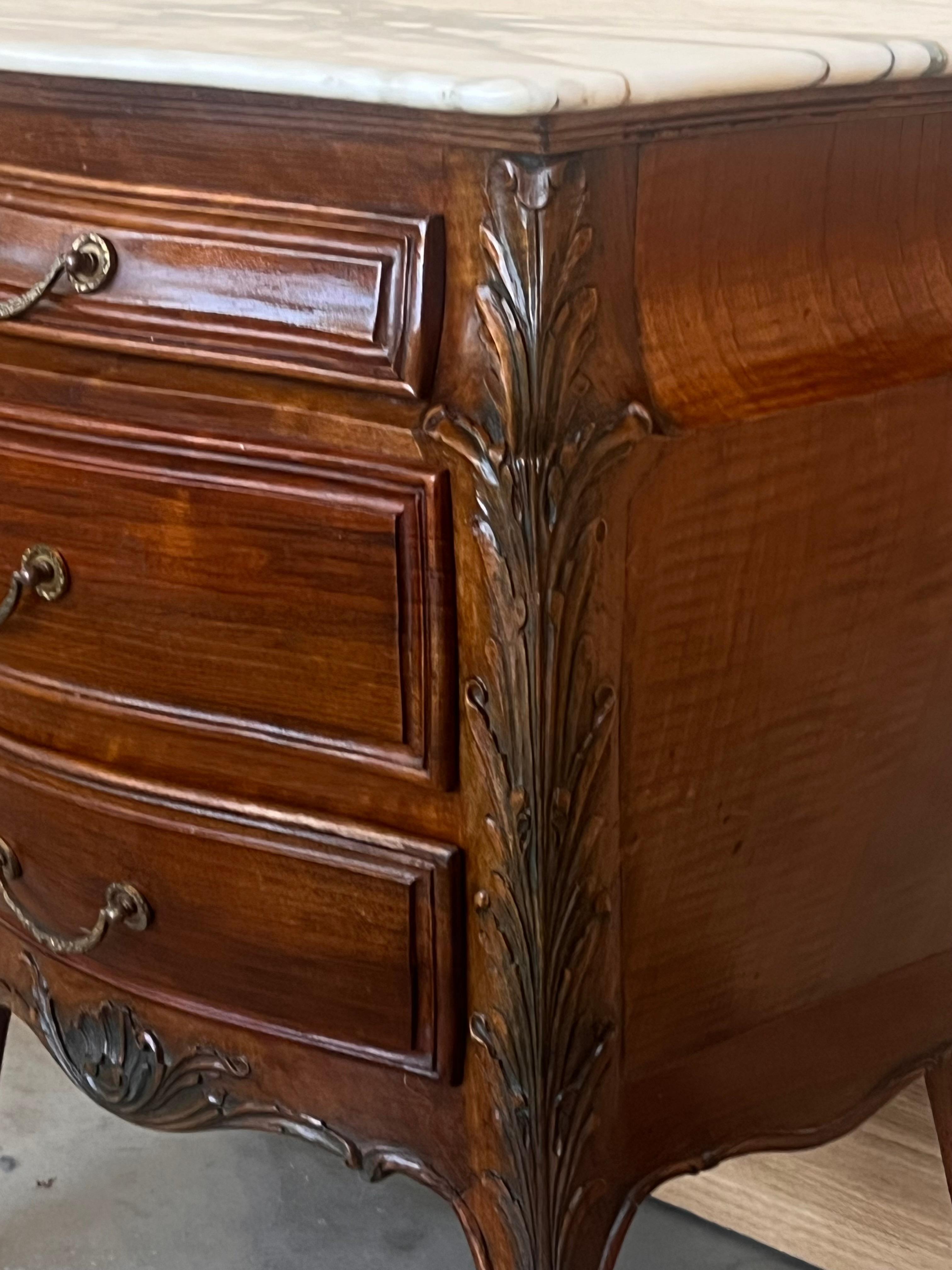 Paire de tables de nuit sculptées françaises avec trois tiroirs et plateau en marbre en vente 2