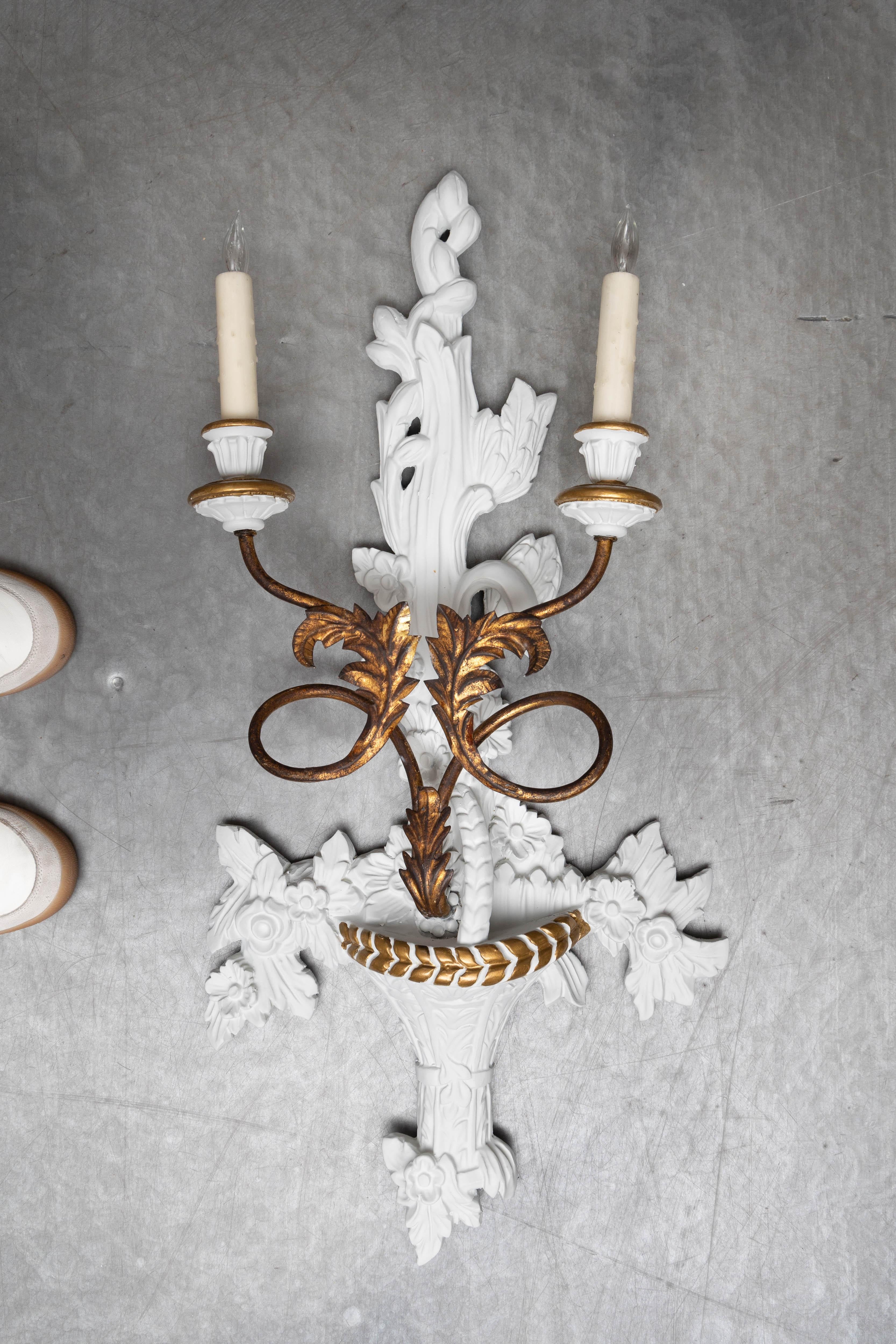 Il s'agit d'une paire d'appliques françaises électrifiées et sculptées à la main, peintes en gris clair avec des reflets dorés, début du 20e siècle.