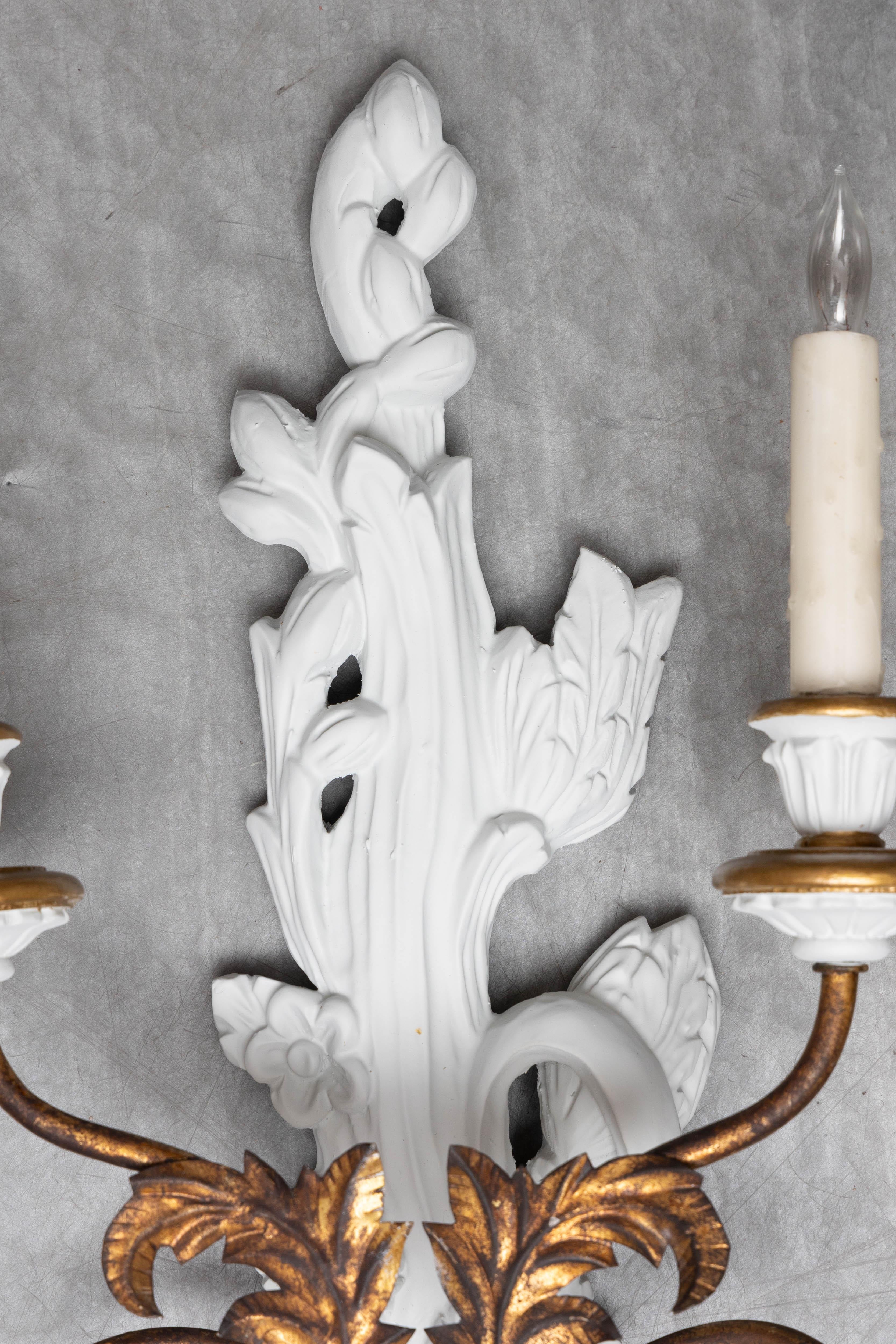 Autre Paire d'appliques françaises sculptées, peintes et dorées à la feuille en vente