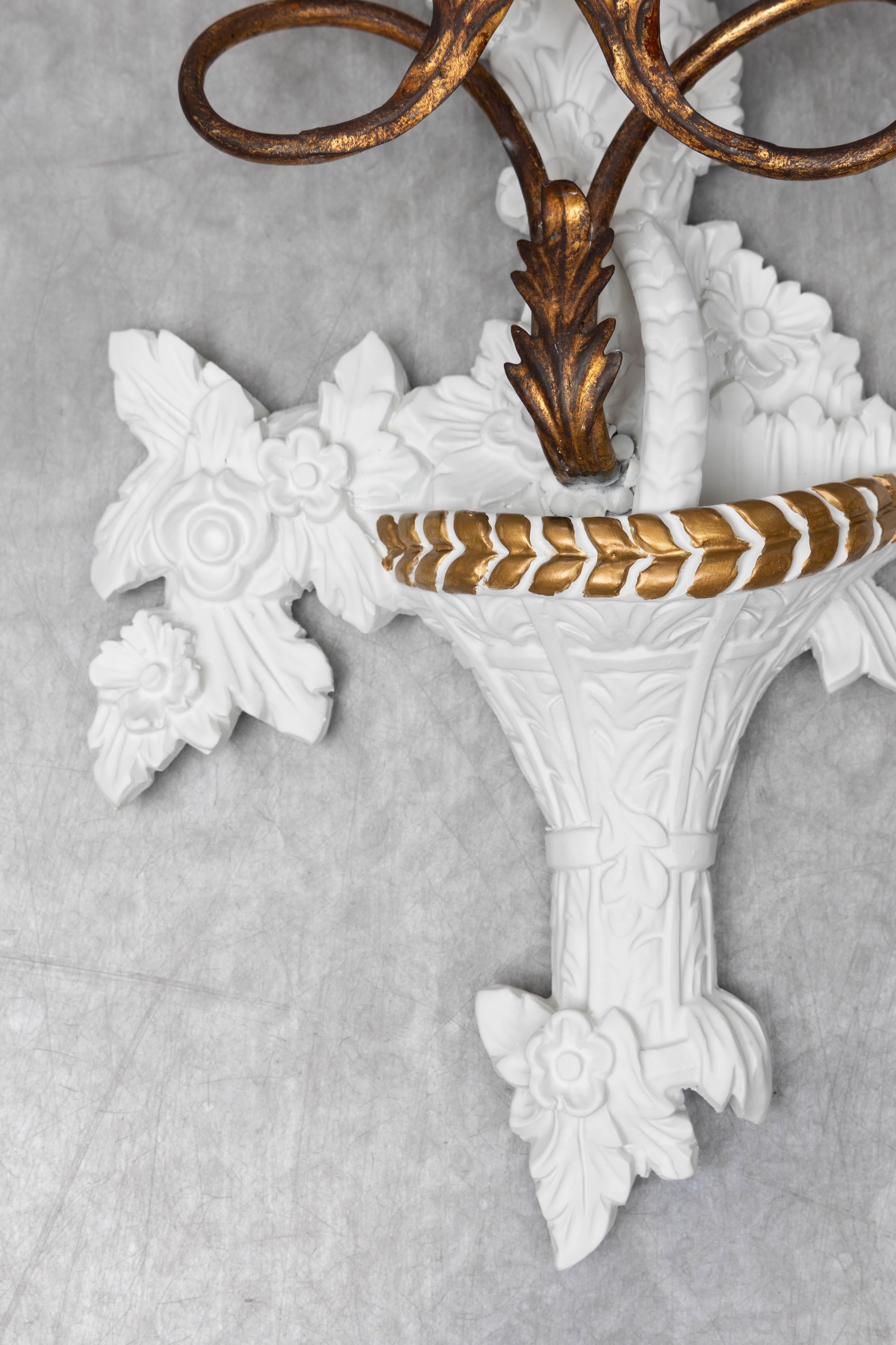Français Paire d'appliques françaises sculptées, peintes et dorées à la feuille en vente