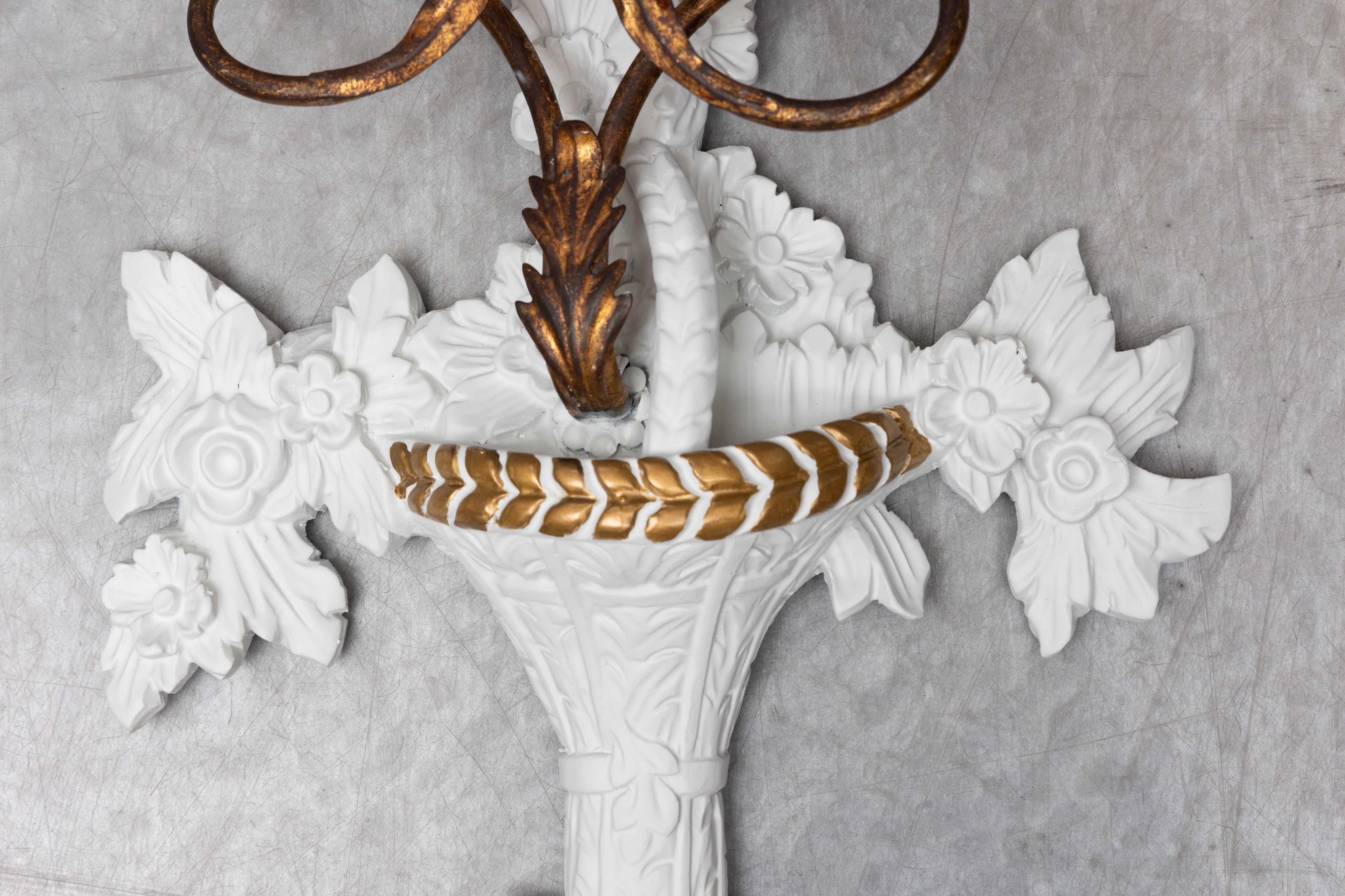 Peint Paire d'appliques françaises sculptées, peintes et dorées à la feuille en vente