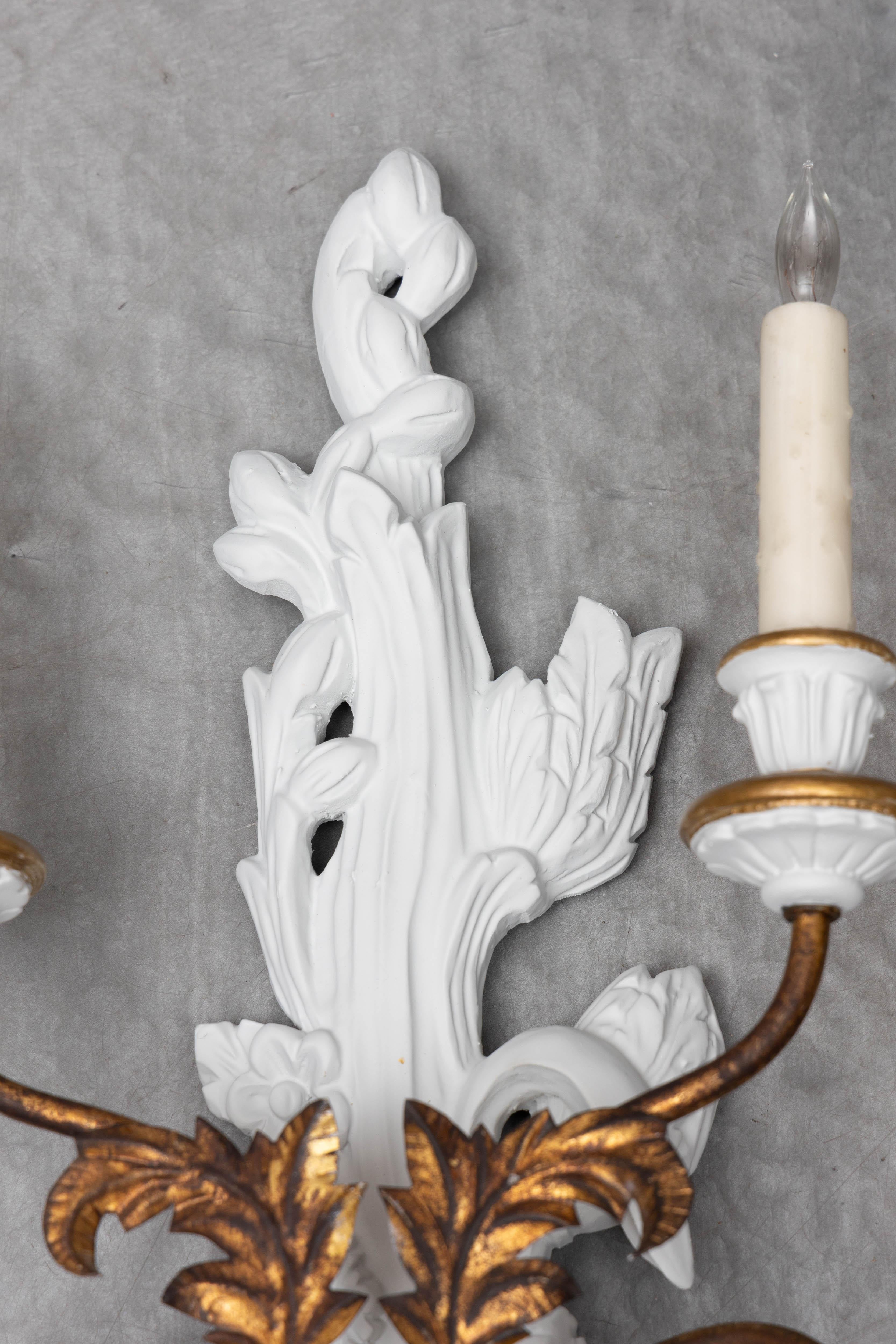 Paire d'appliques françaises sculptées, peintes et dorées à la feuille Bon état - En vente à WEST PALM BEACH, FL