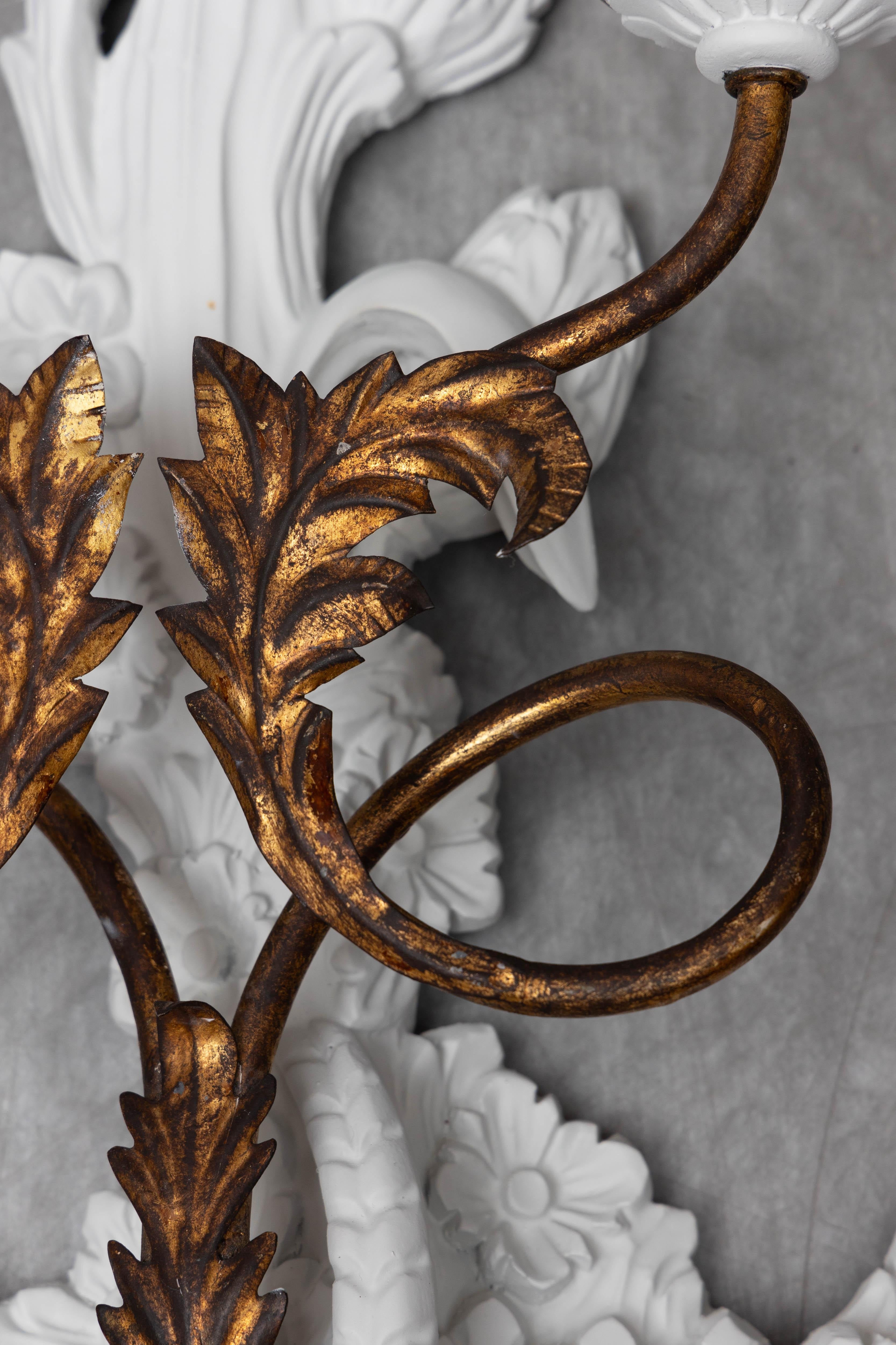 20ième siècle Paire d'appliques françaises sculptées, peintes et dorées à la feuille en vente