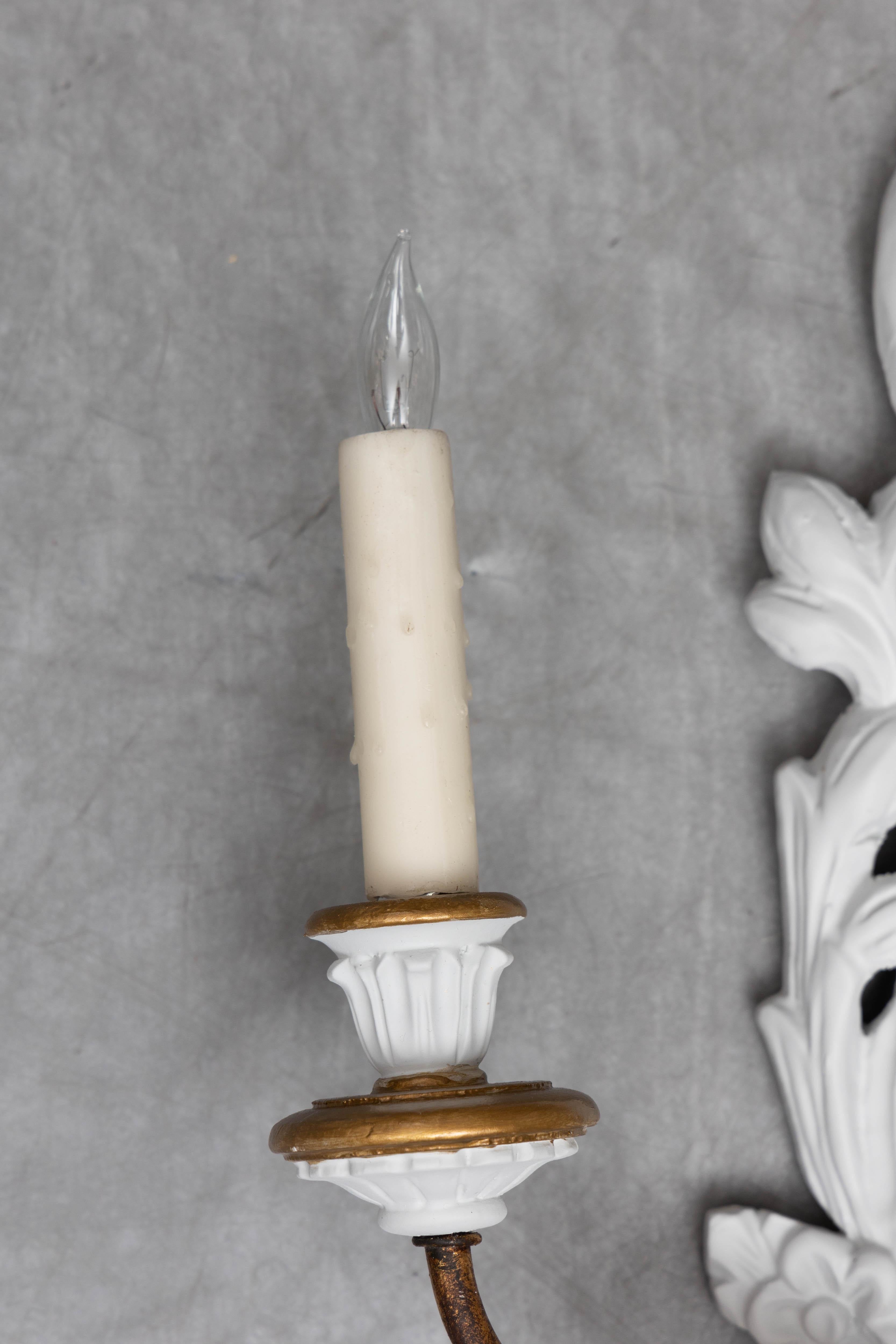 Métal Paire d'appliques françaises sculptées, peintes et dorées à la feuille en vente