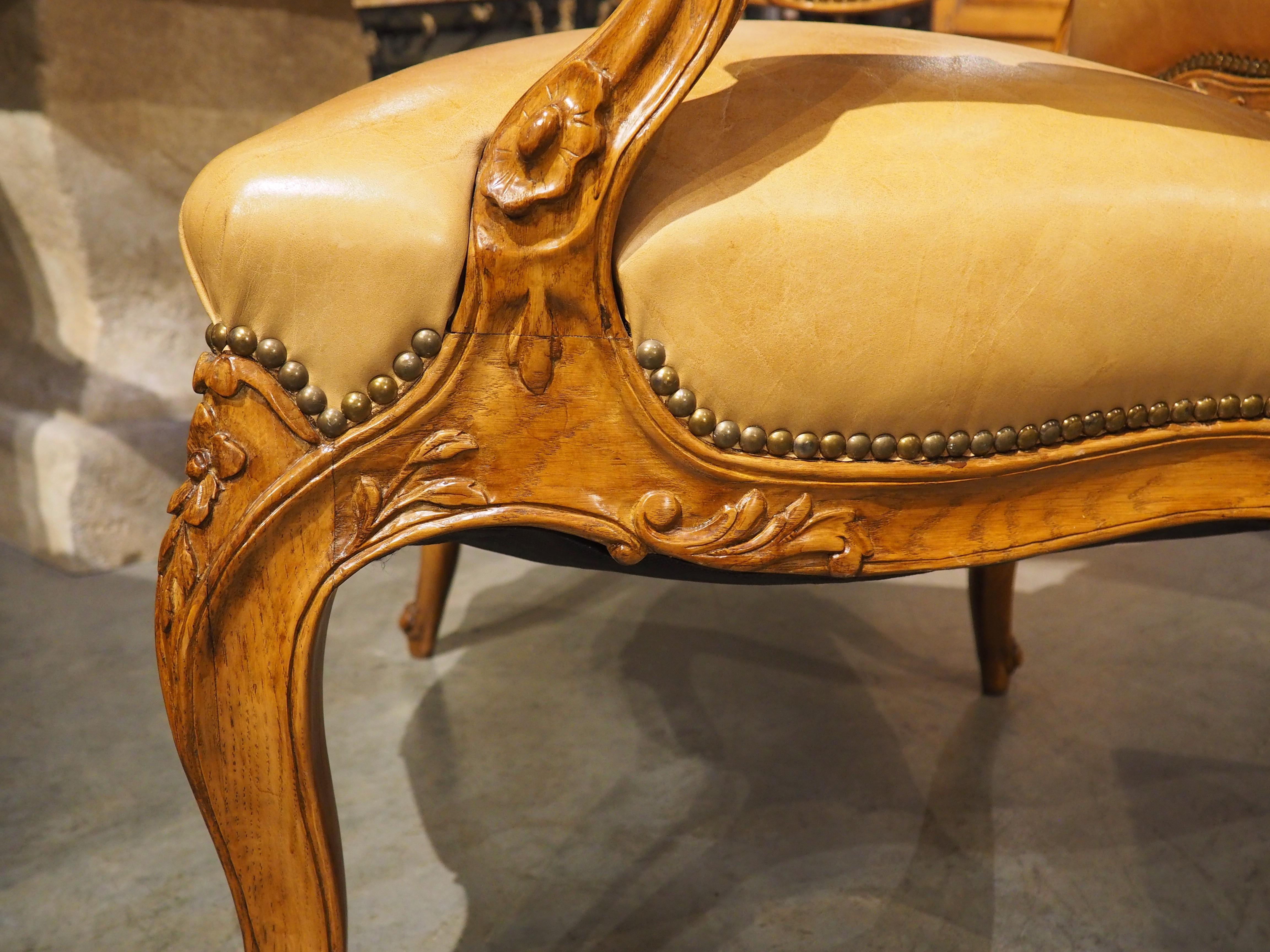 Paire de fauteuils français sculptés de style Régence avec tapisserie en cuir, vers 1900 en vente 3