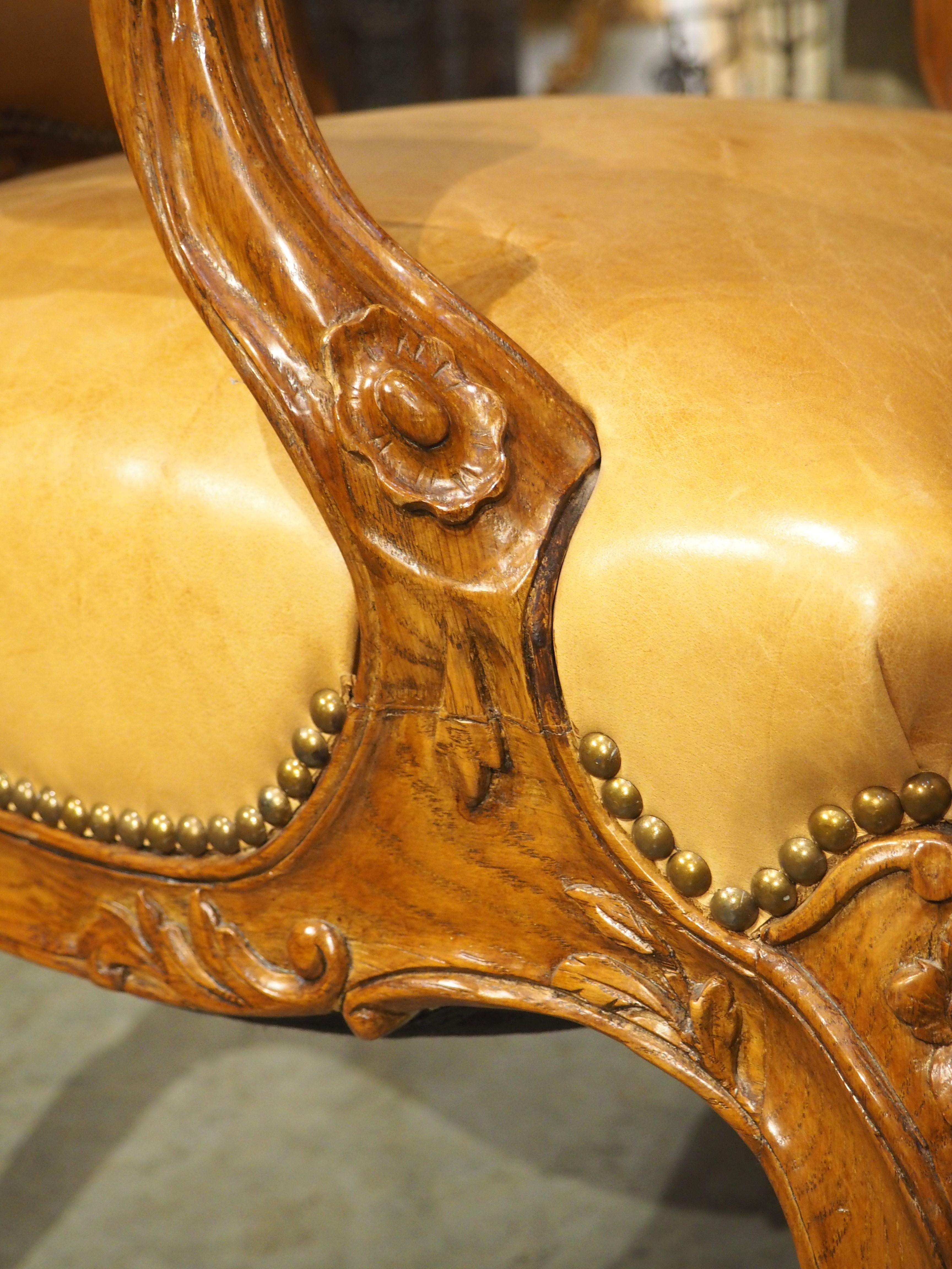 Paire de fauteuils français sculptés de style Régence avec tapisserie en cuir, vers 1900 en vente 6