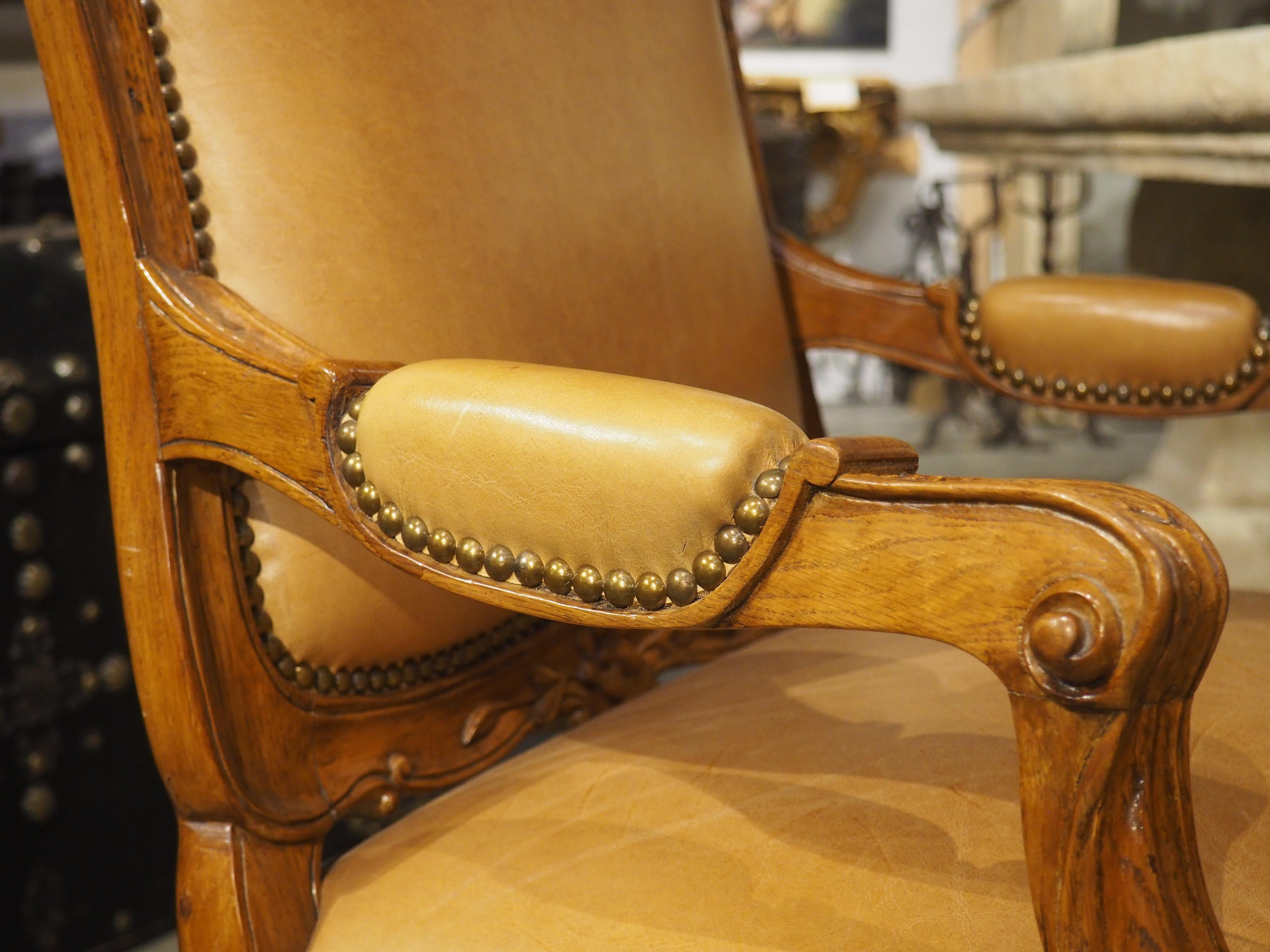 Paire de fauteuils français sculptés de style Régence avec tapisserie en cuir, vers 1900 en vente 7