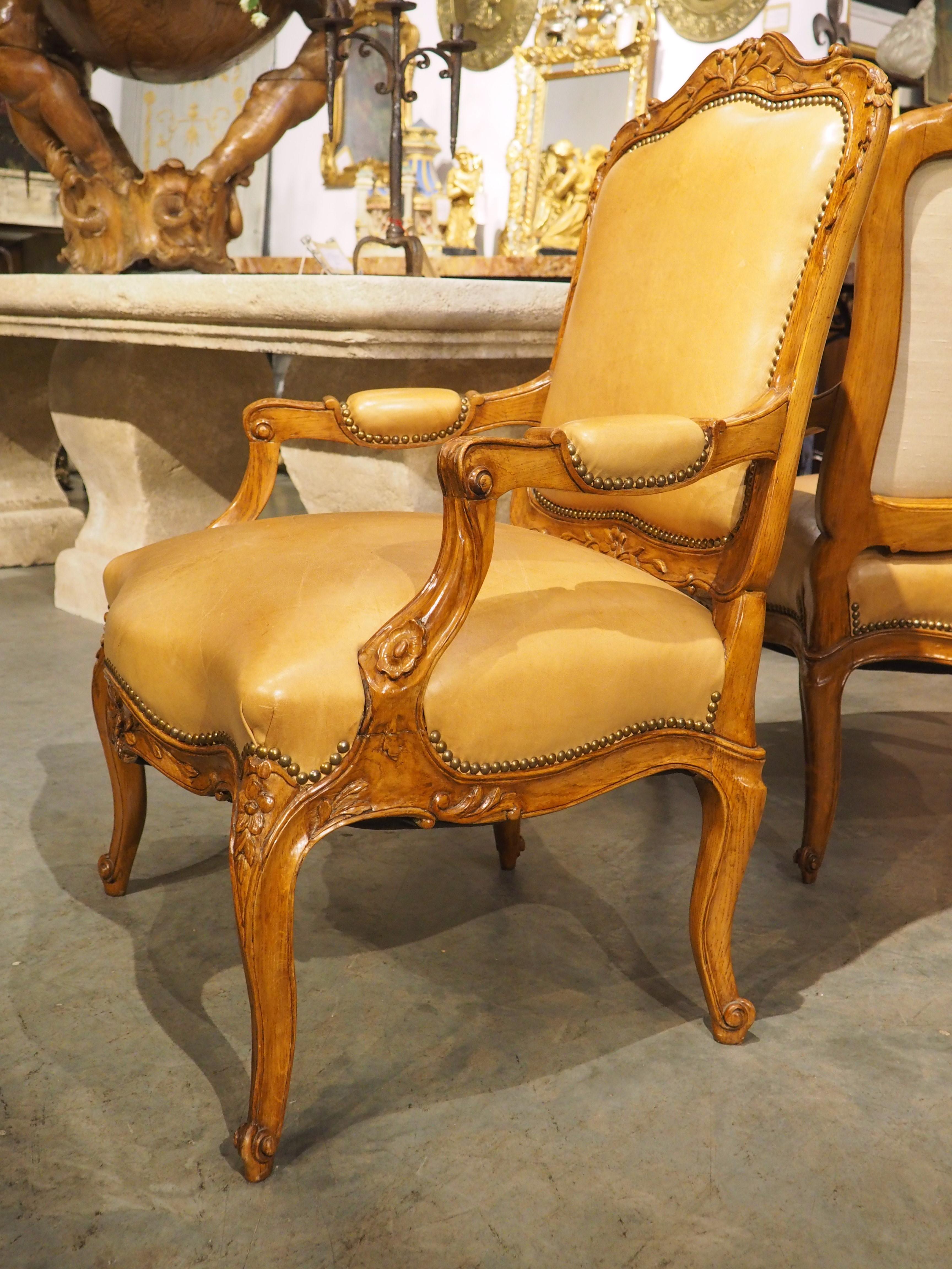 Paire de fauteuils français sculptés de style Régence avec tapisserie en cuir, vers 1900 en vente 9