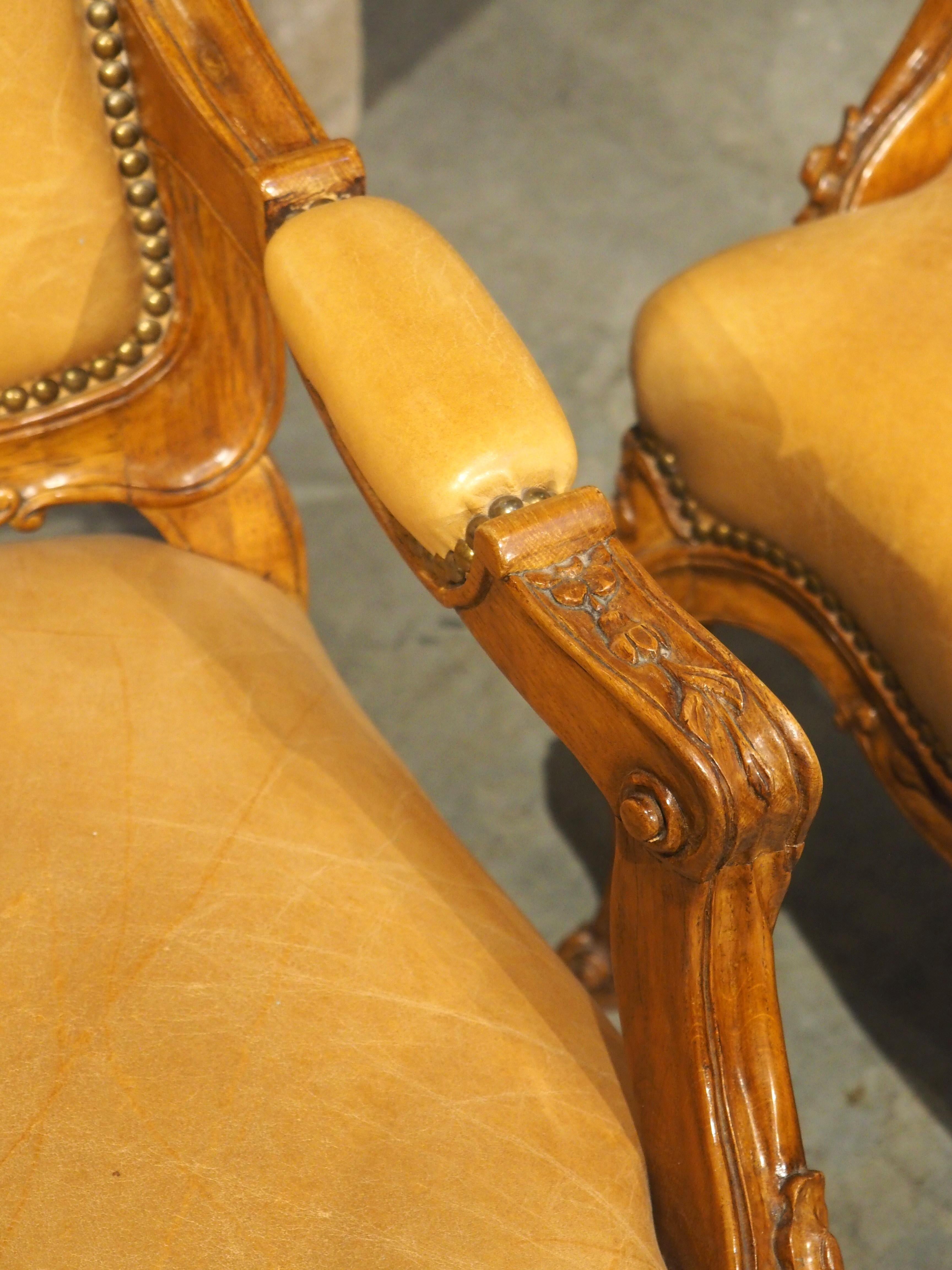 Paire de fauteuils français sculptés de style Régence avec tapisserie en cuir, vers 1900 en vente 12