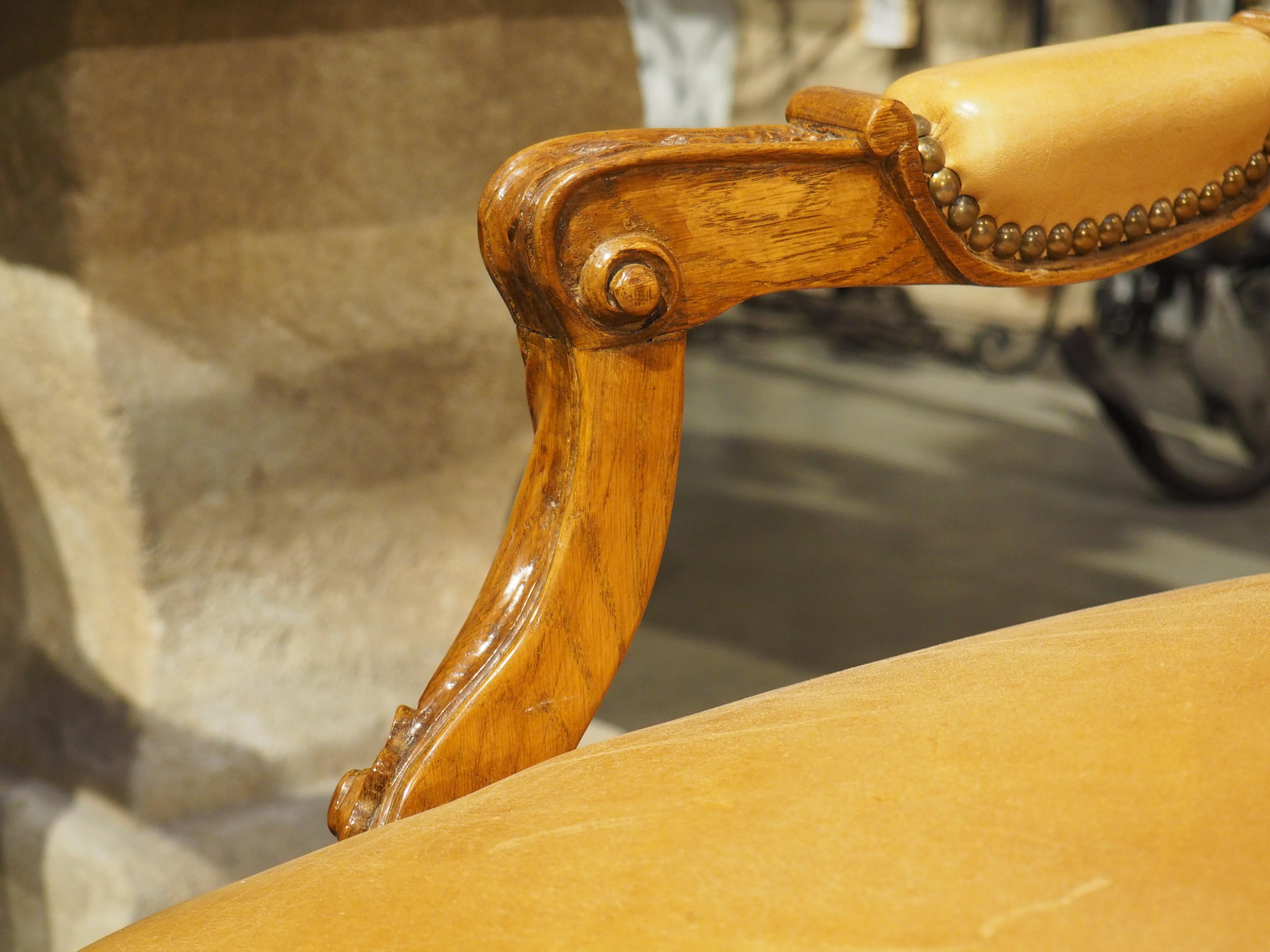 Paire de fauteuils français sculptés de style Régence avec tapisserie en cuir, vers 1900 Bon état - En vente à Dallas, TX