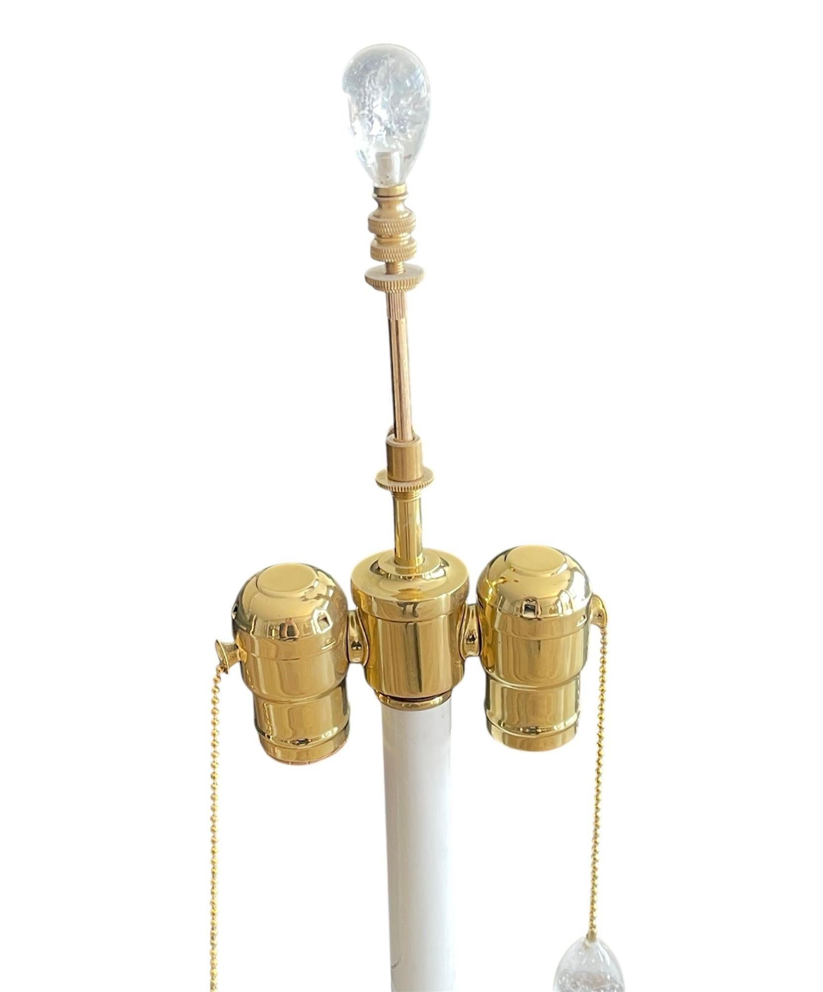 Pareja de Lámparas de Mesa Francesas de Cristal de Roca Tallado, Siglo XX Francés en venta