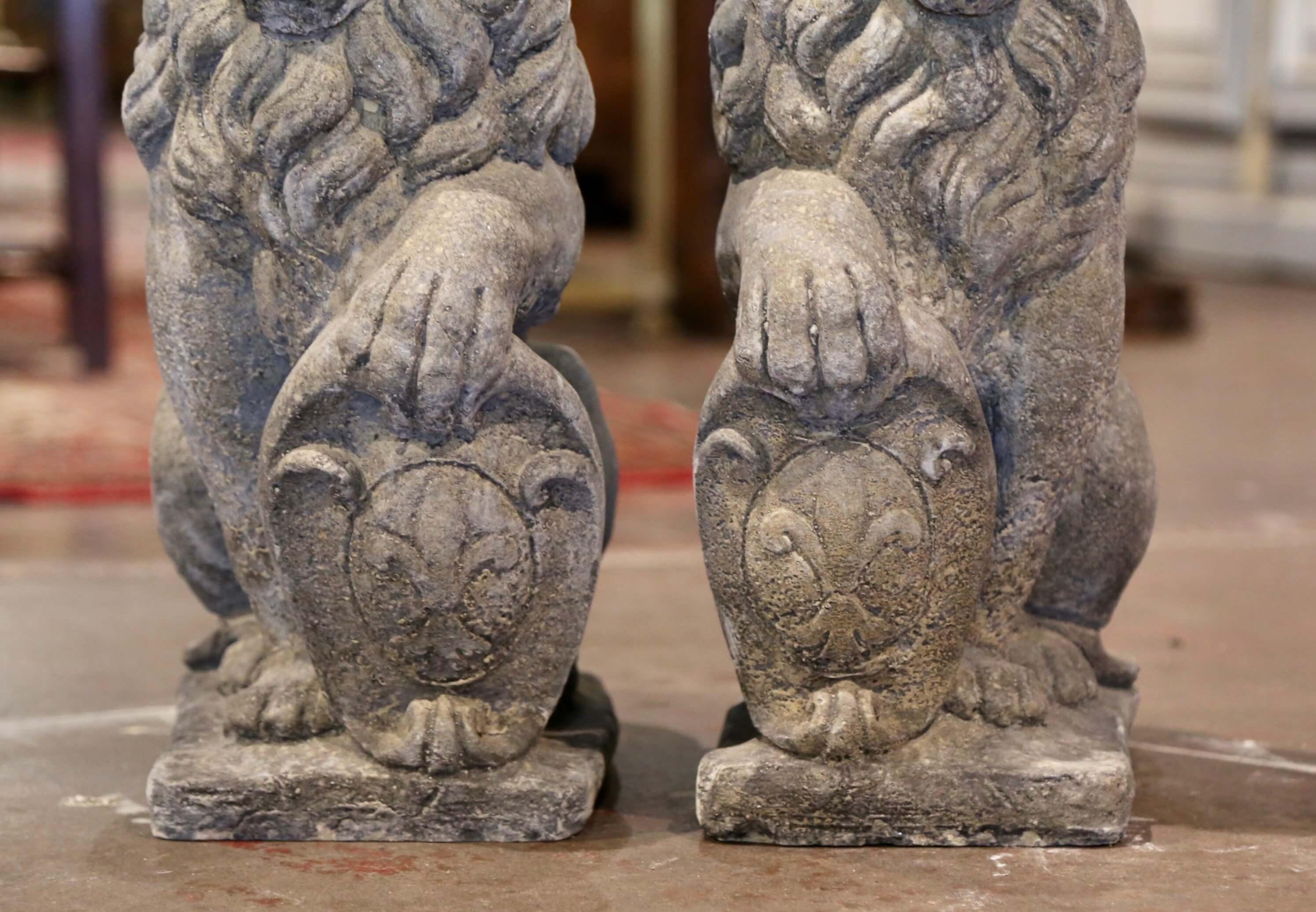 Paar französische geschnitzte heraldische Löwen-Skulpturen, Gartenstatuen aus Stein (Französisch) im Angebot