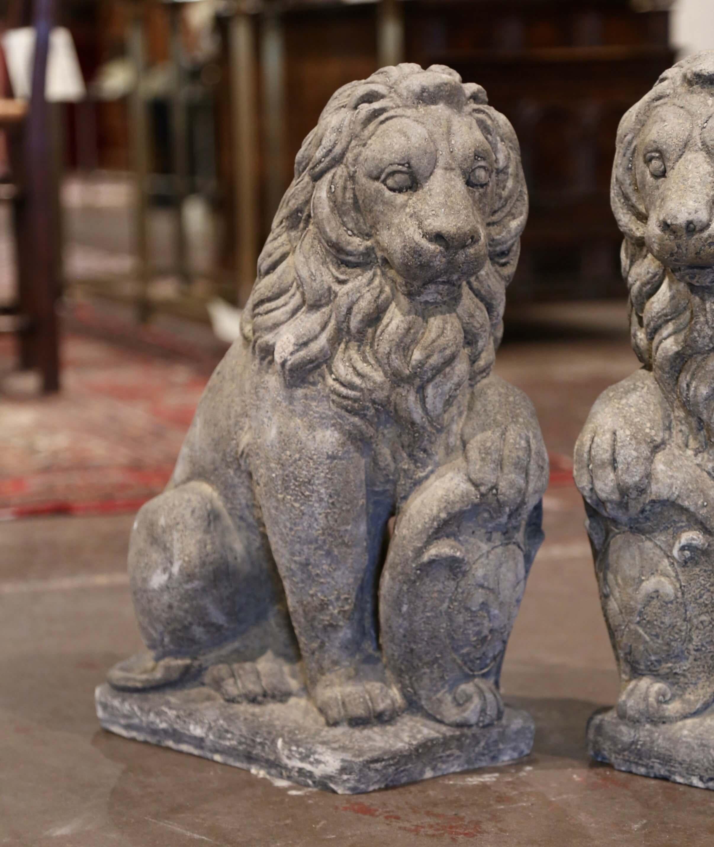 Paar französische geschnitzte heraldische Löwen-Skulpturen, Gartenstatuen aus Stein im Zustand „Hervorragend“ im Angebot in Dallas, TX