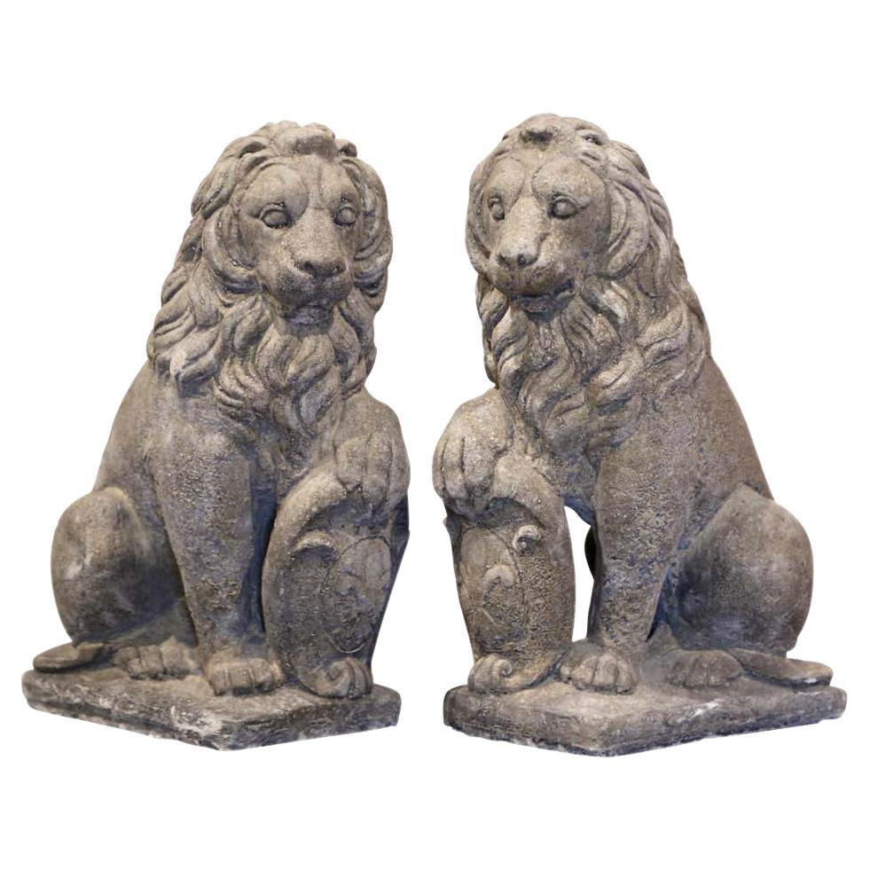 Paire de sculptures françaises en pierre sculptée représentant des lions héraldiques et des statues de jardin