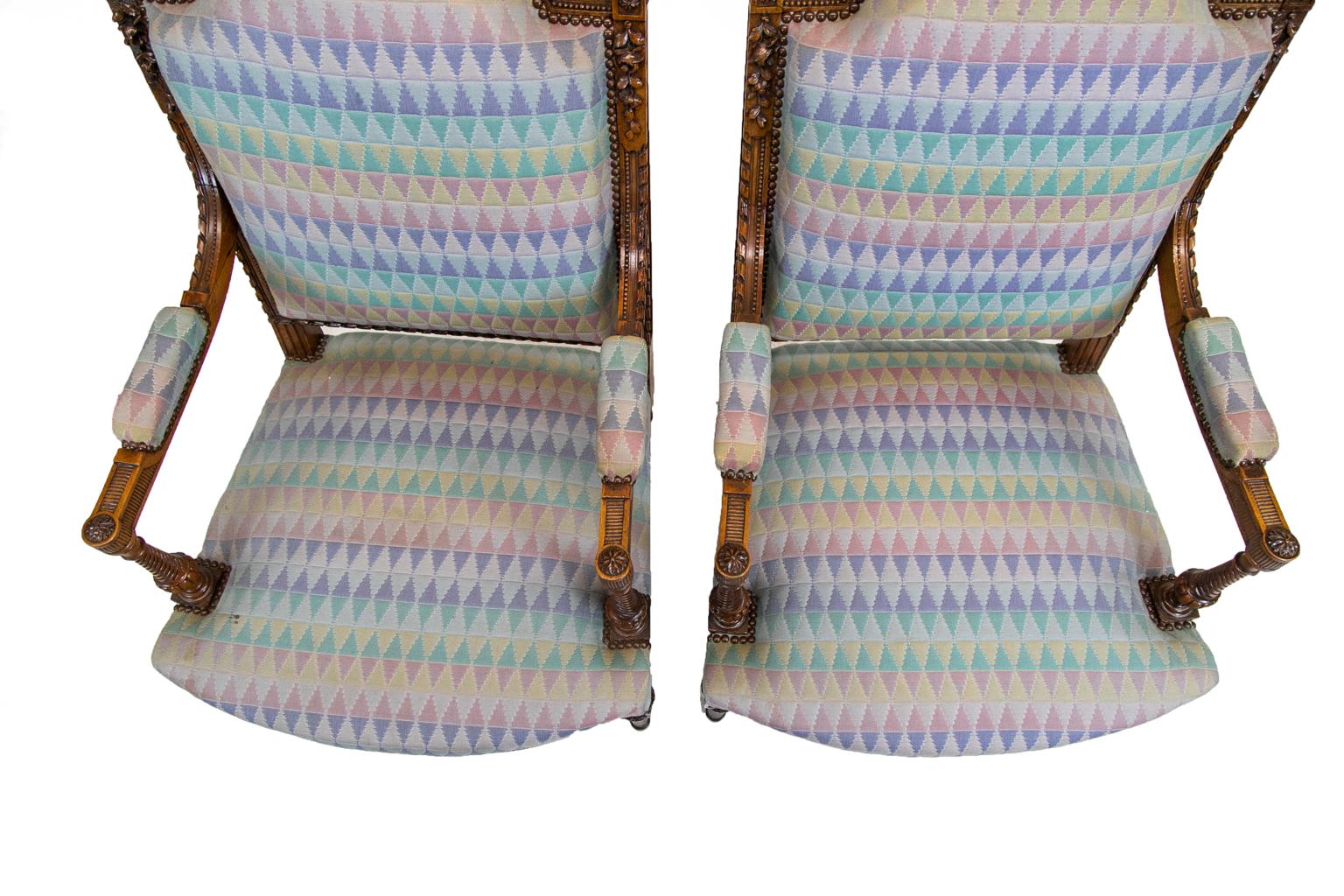 Paar französische Bergre-Sessel aus geschnitztem Nussbaumholz (Französisch) im Angebot