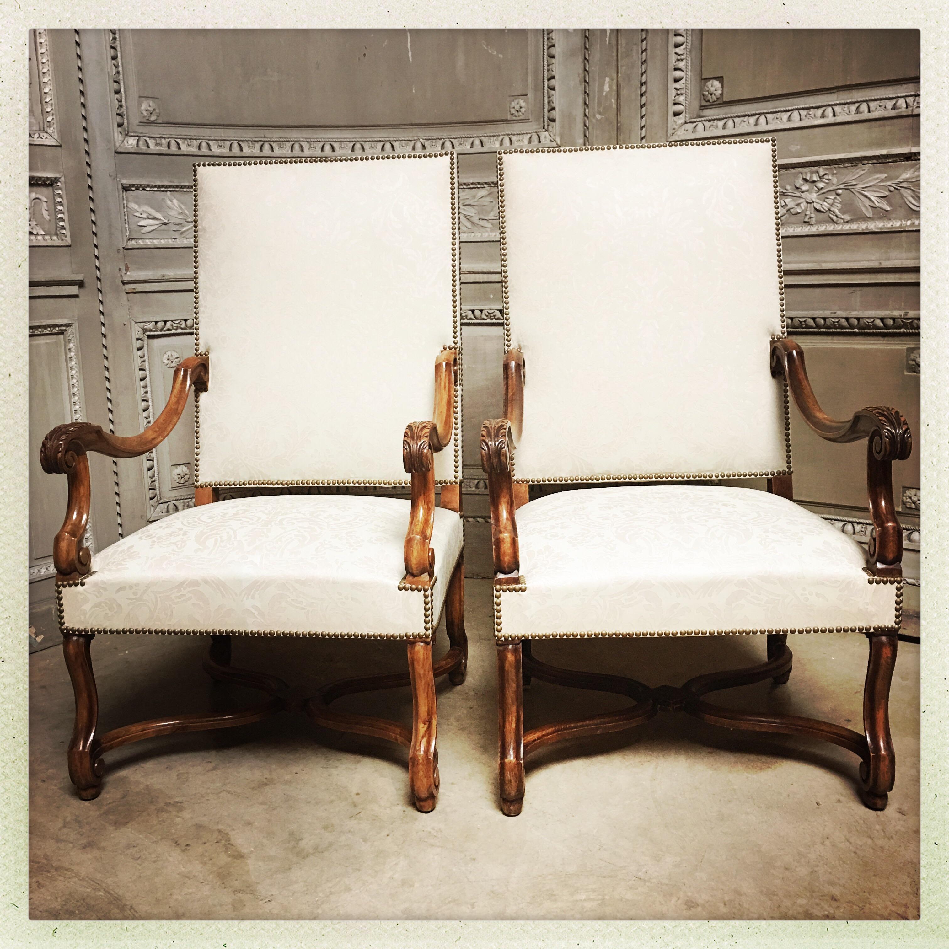 A pair of French carved walnut Louis XIV style armchair, large-scale and very nice delicate design.