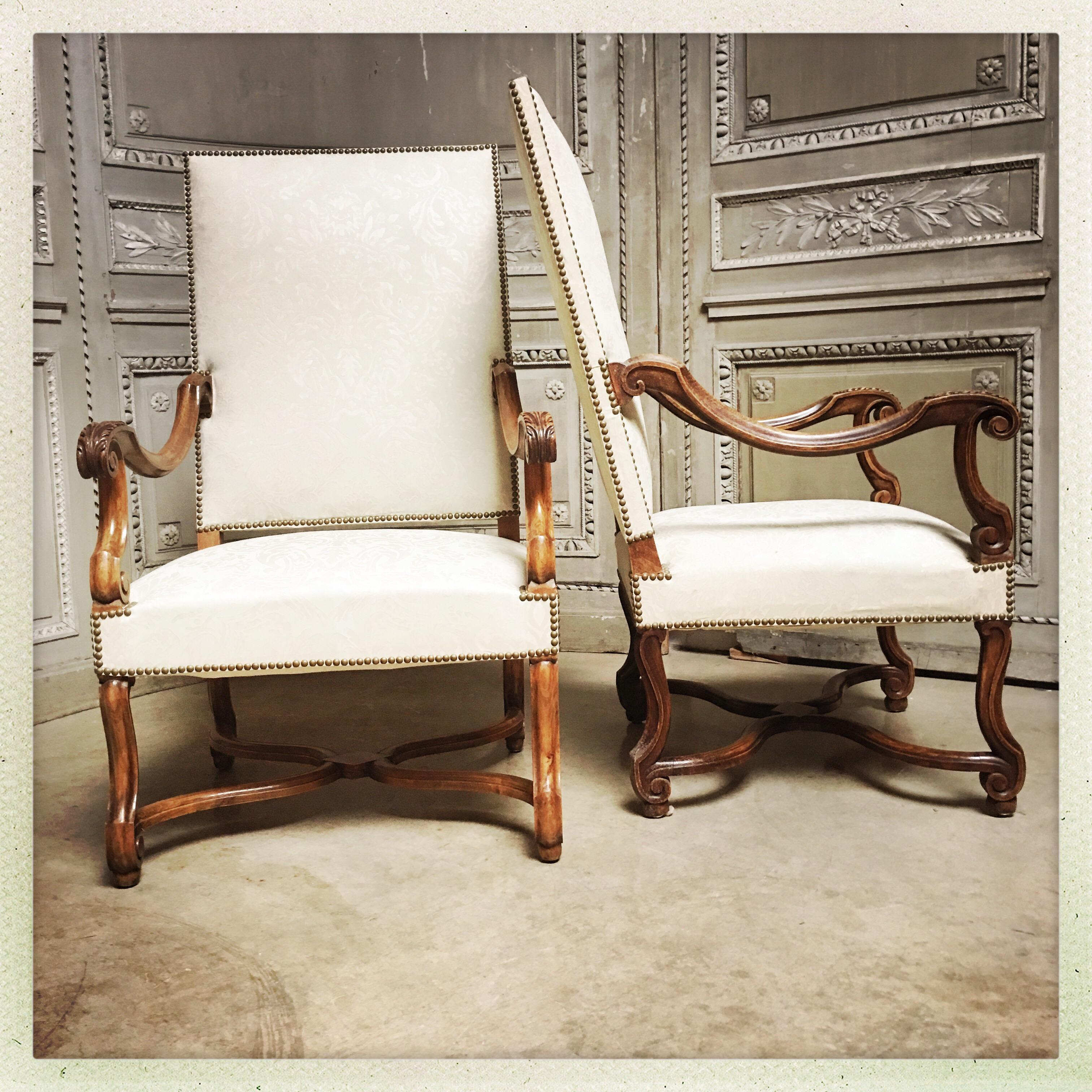 Pair of French Carved Walnut Louis XIV Style Fauteuils In Good Condition In Dallas, TX