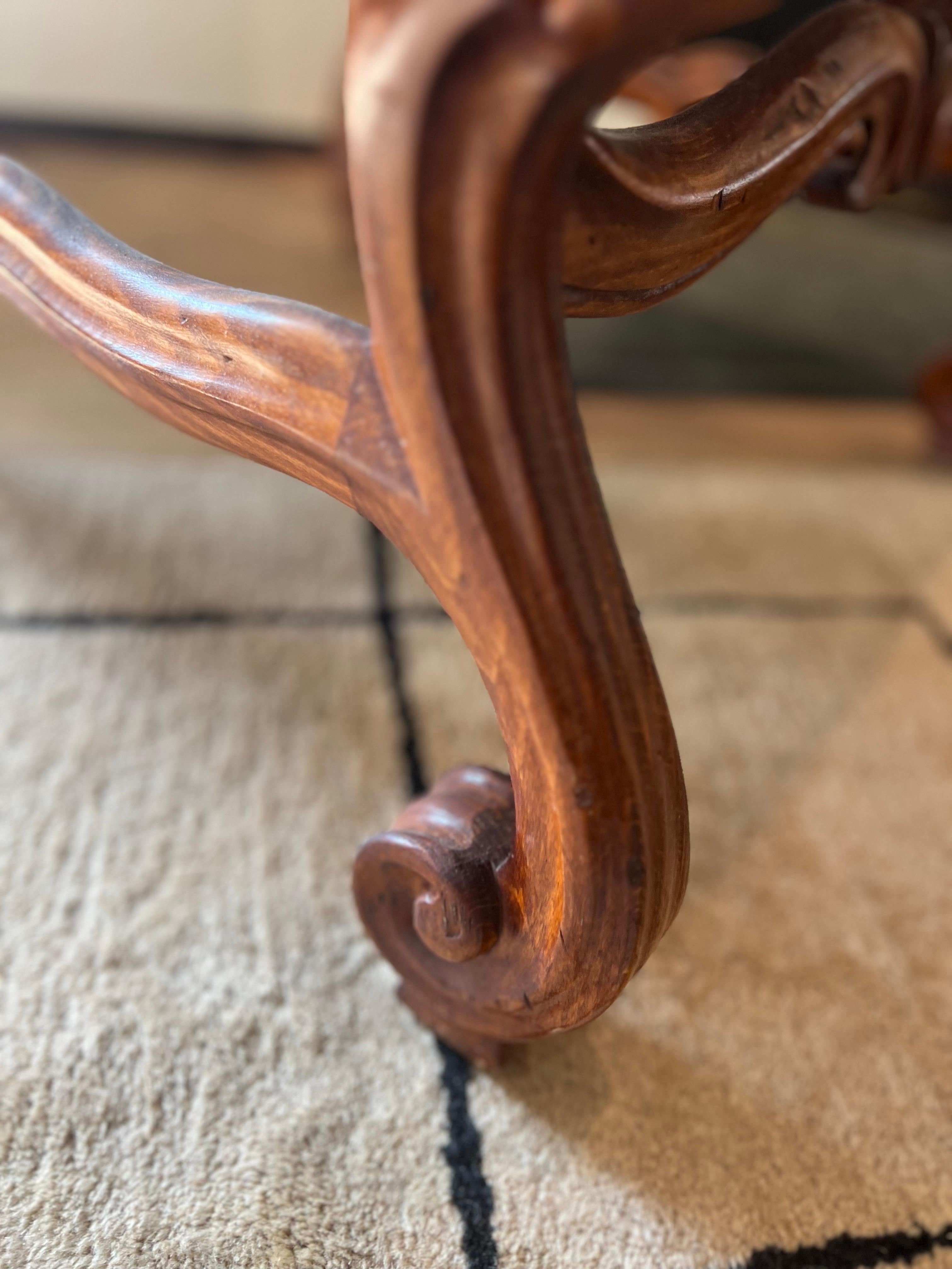 Paire de fauteuils français en bois de noyer sculpté de style baroque en vente 9