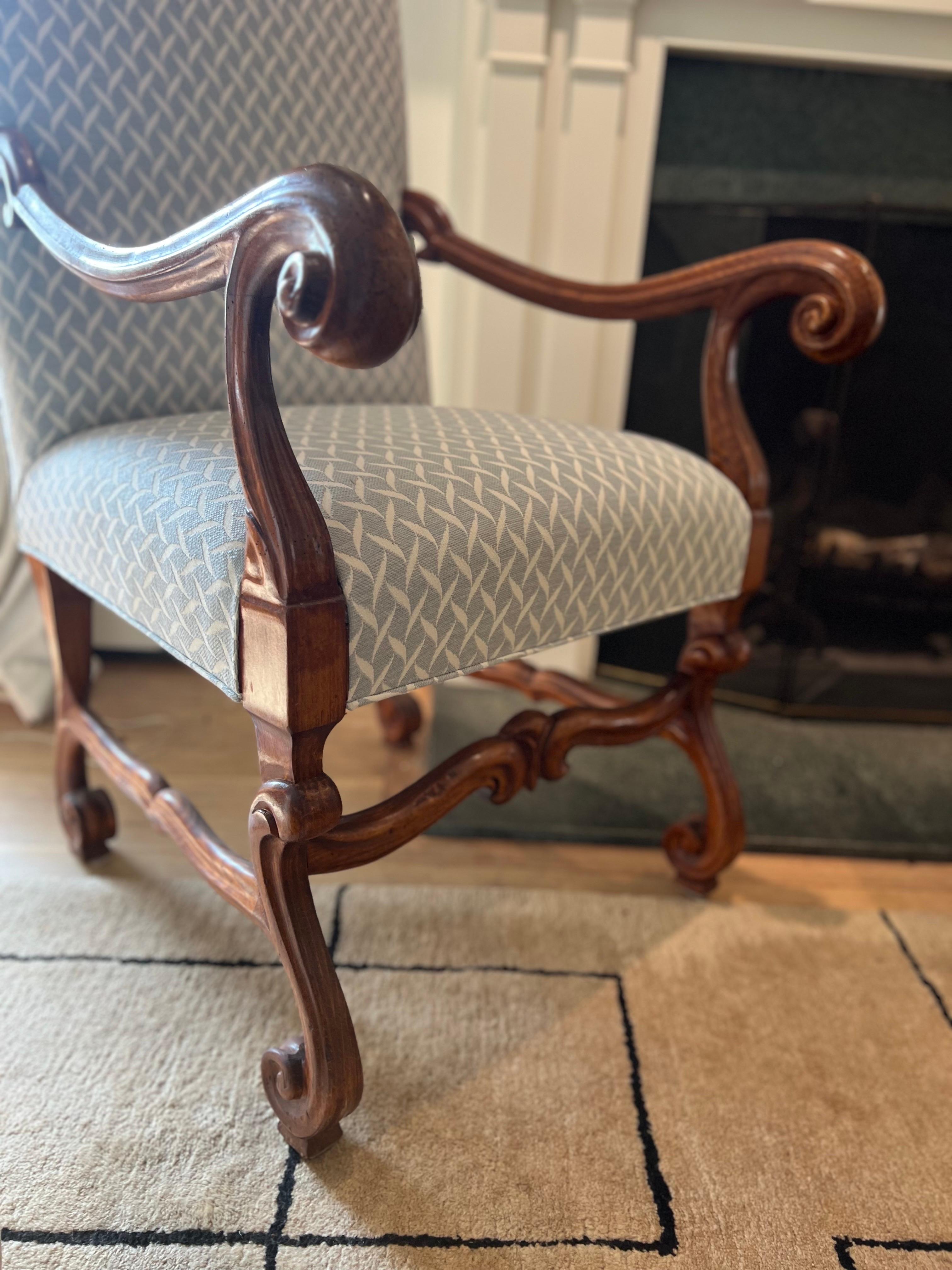 Paire de fauteuils français en bois de noyer sculpté de style baroque en vente 1