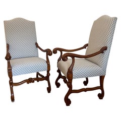 Pareja de Sillones Franceses de Madera de Nogal Tallada de Estilo Barroco