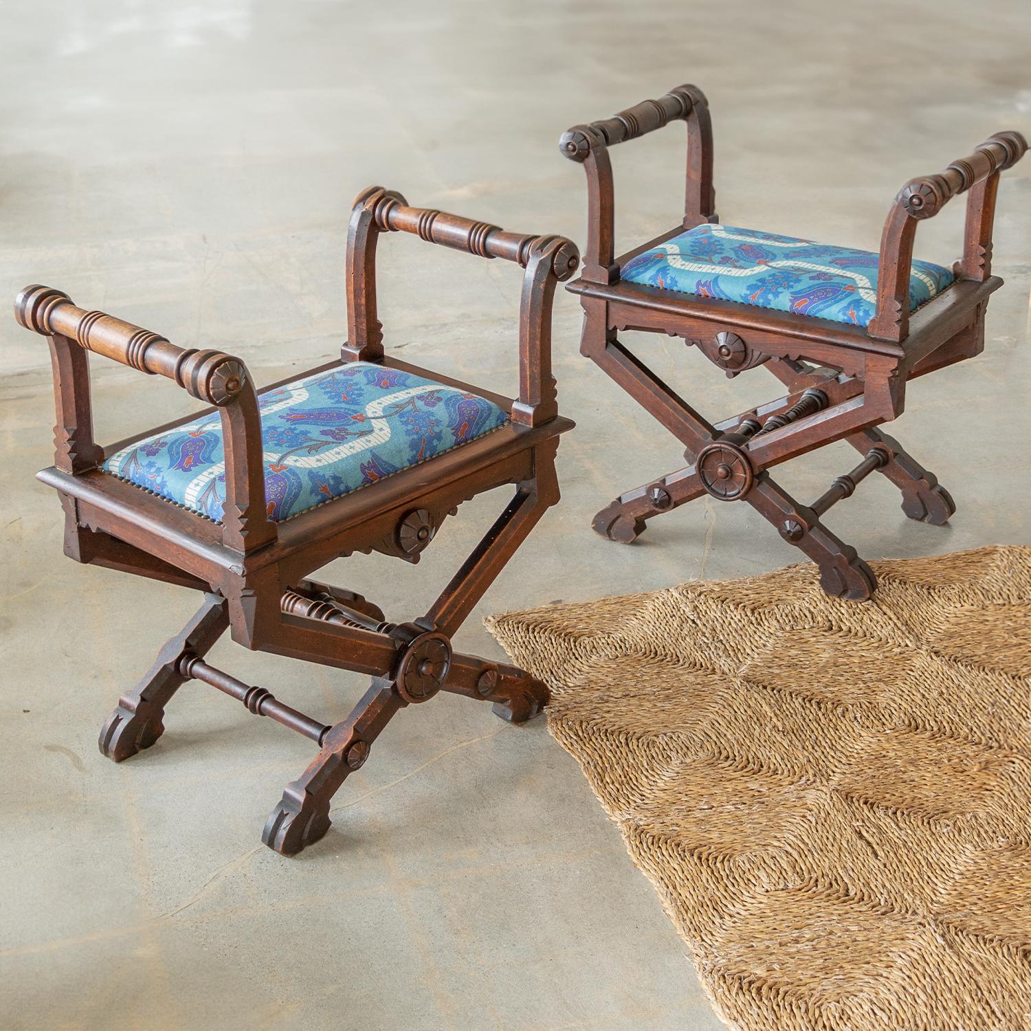 Pair of French Carved Wood Stools In Good Condition For Sale In Los Angeles, CA