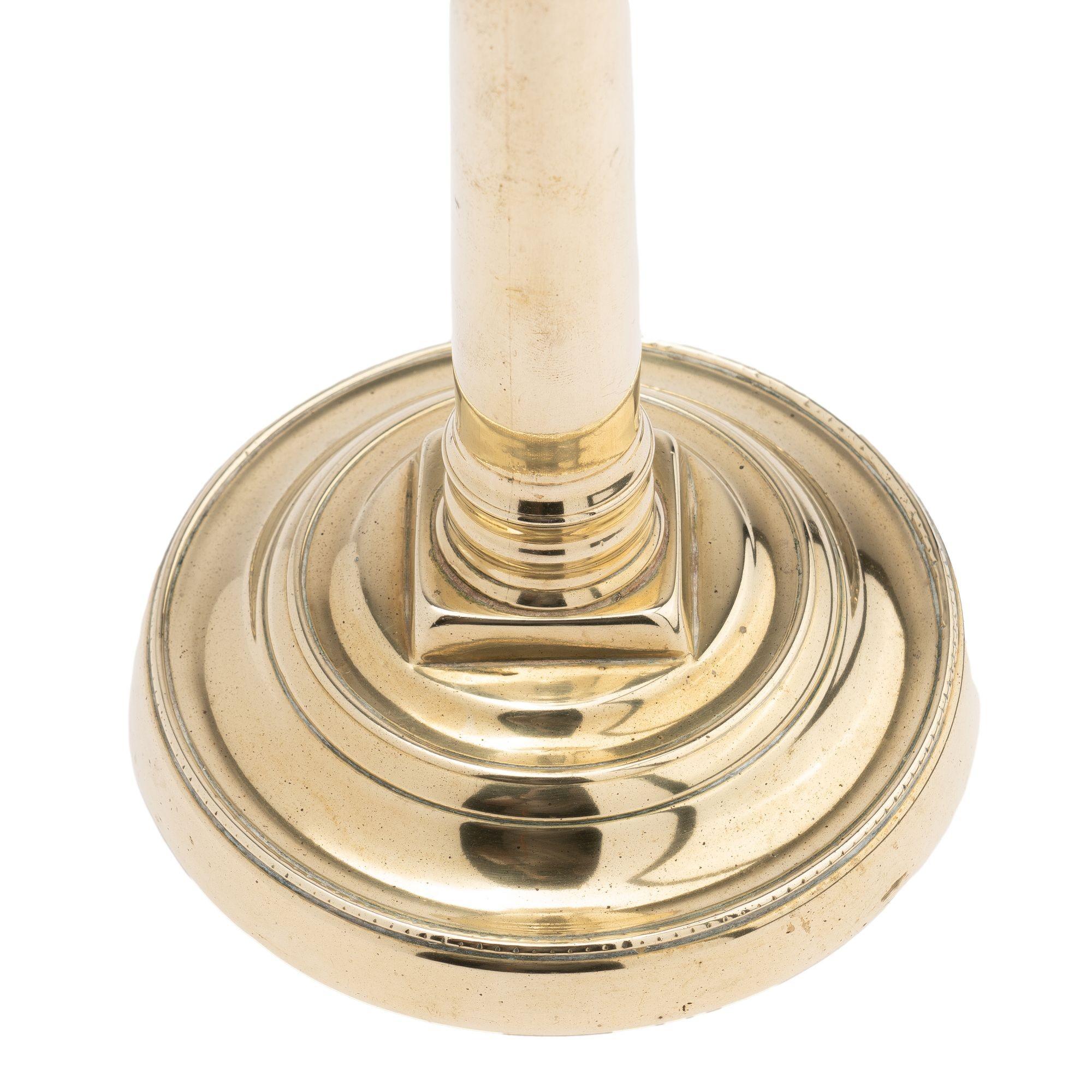 XIX secolo Coppia di candelieri francesi a colonna in ottone fuso con capitelli corinzi, 1820 in vendita