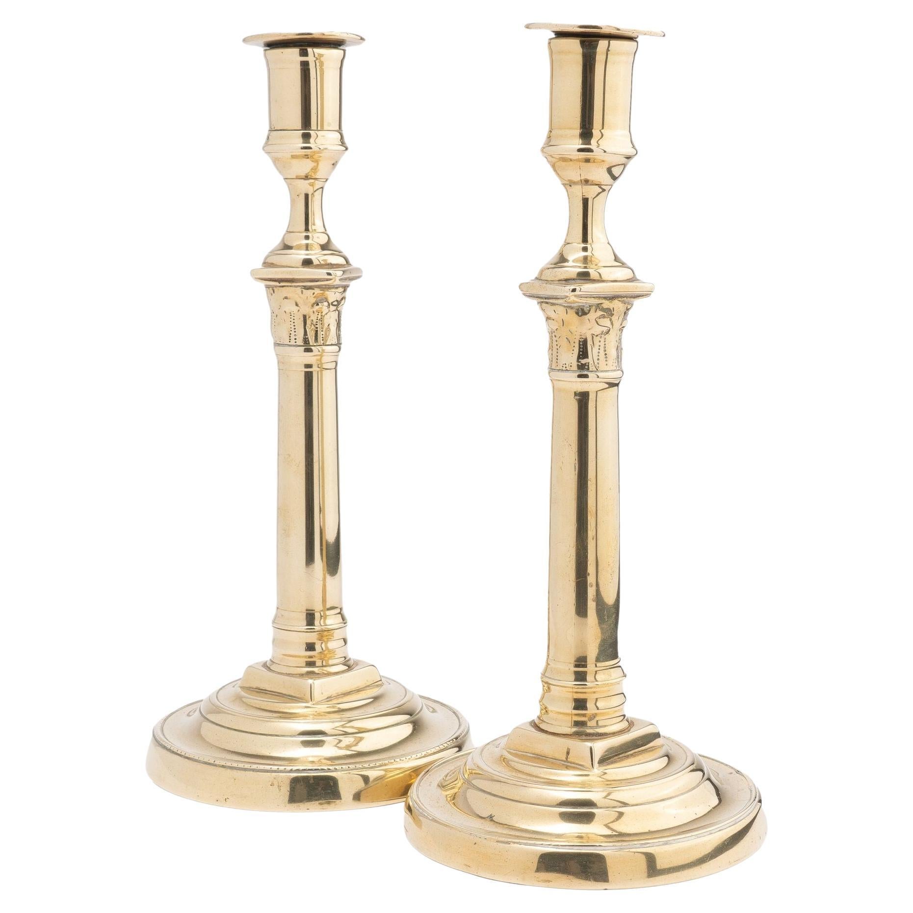 Paire de chandeliers colonnes en laiton moulé français avec chapiteaux corinthiens, 1820 en vente