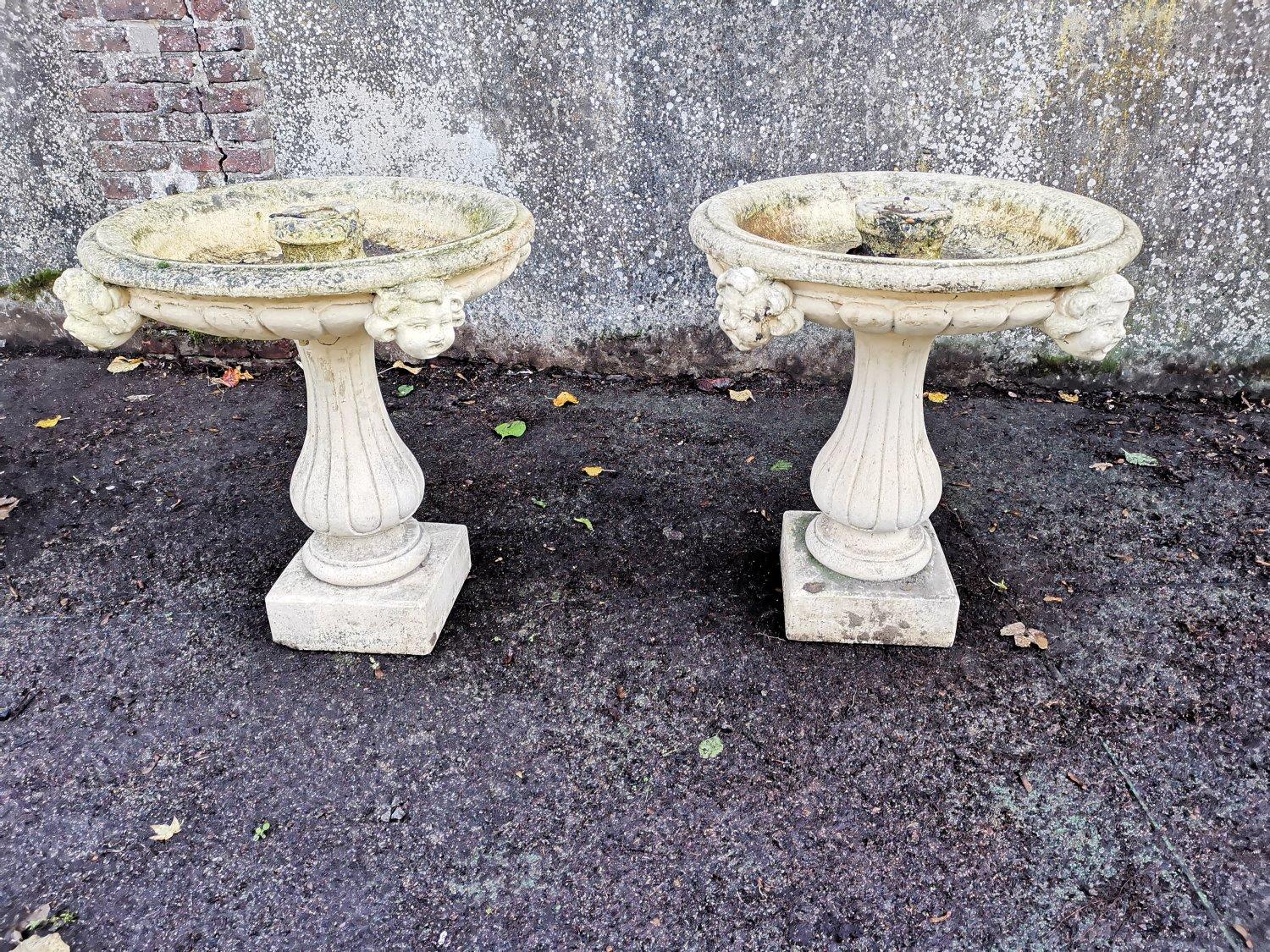 Ein wundervolles Paar französischer Gartenbrunnen aus Gussbeton aus der Mitte des Jahrhunderts mit mittelalterlichen Köpfen an den Becken.
Diese können mit dekorativen Brunnenfiguren in der Mitte versehen oder so belassen werden, wie sie