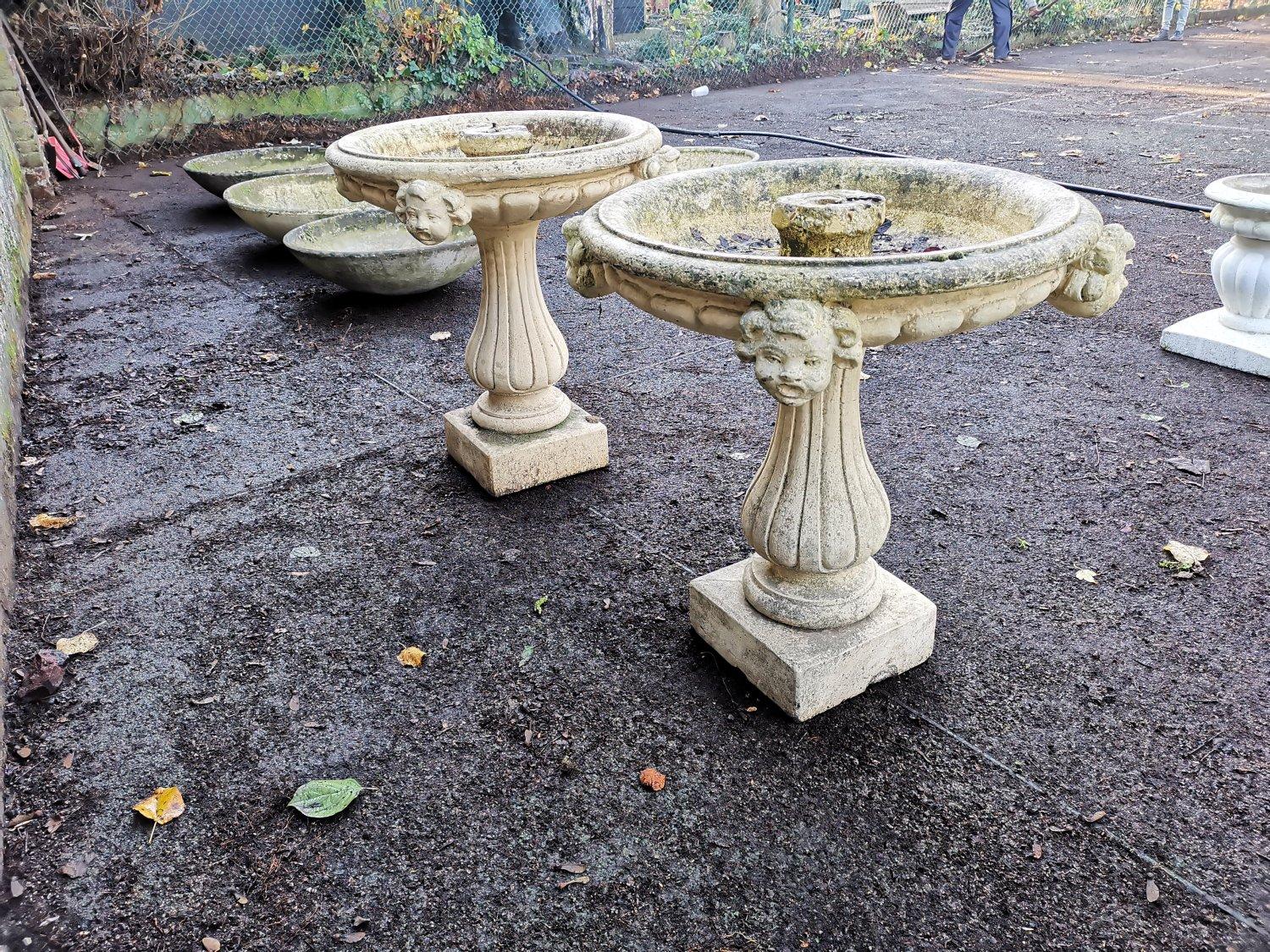 Paar französische Gartenbrunnen aus Gussbeton mit mittelalterlichen Köpfen an den Becken (Französisch) im Angebot