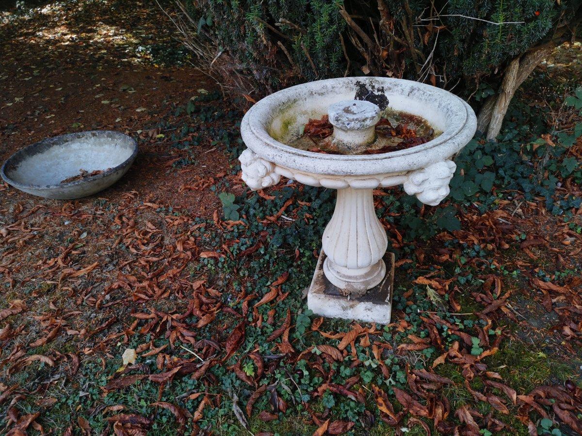 Paar französische Gartenbrunnen aus Gussbeton mit mittelalterlichen Köpfen an den Becken (Mitte des 20. Jahrhunderts) im Angebot