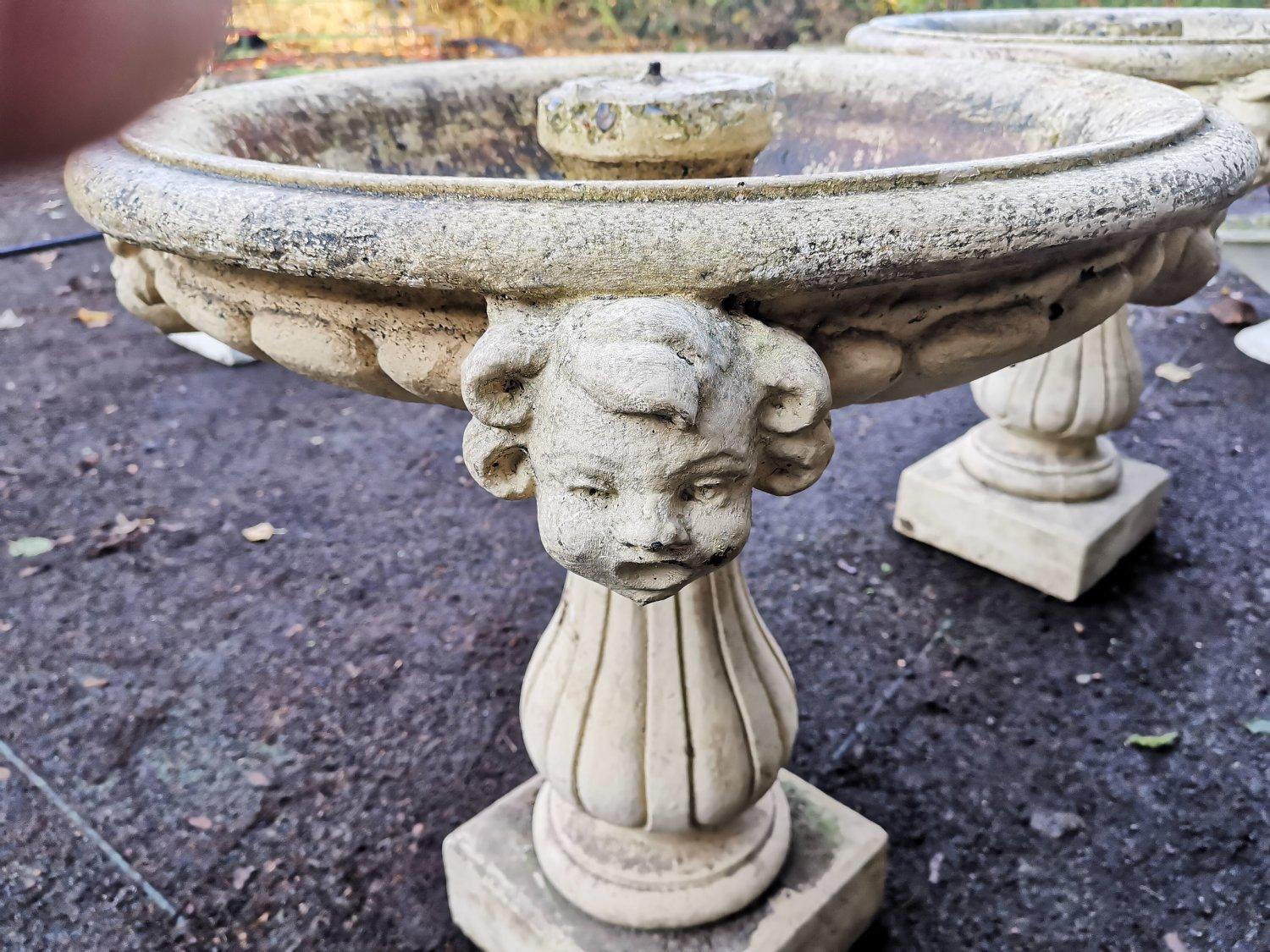 Paar französische Gartenbrunnen aus Gussbeton mit mittelalterlichen Köpfen an den Becken (Beton) im Angebot