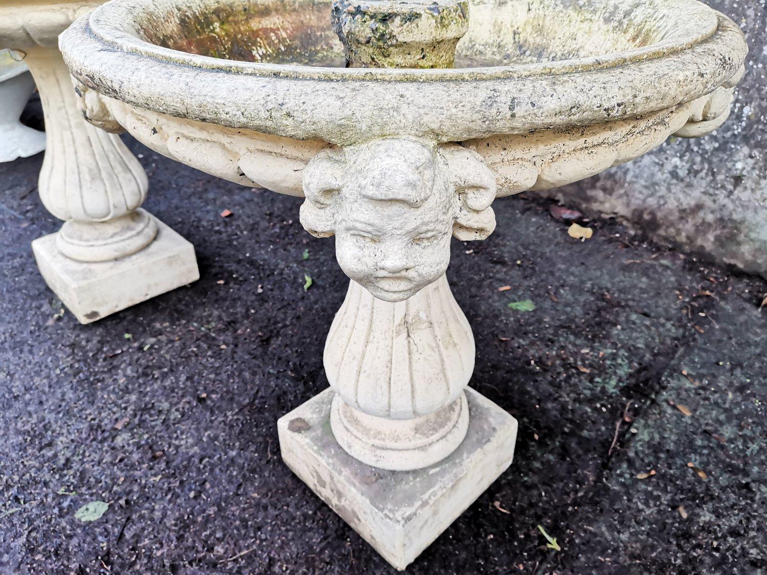Paar französische Gartenbrunnen aus Gussbeton mit mittelalterlichen Köpfen an den Becken im Angebot 1