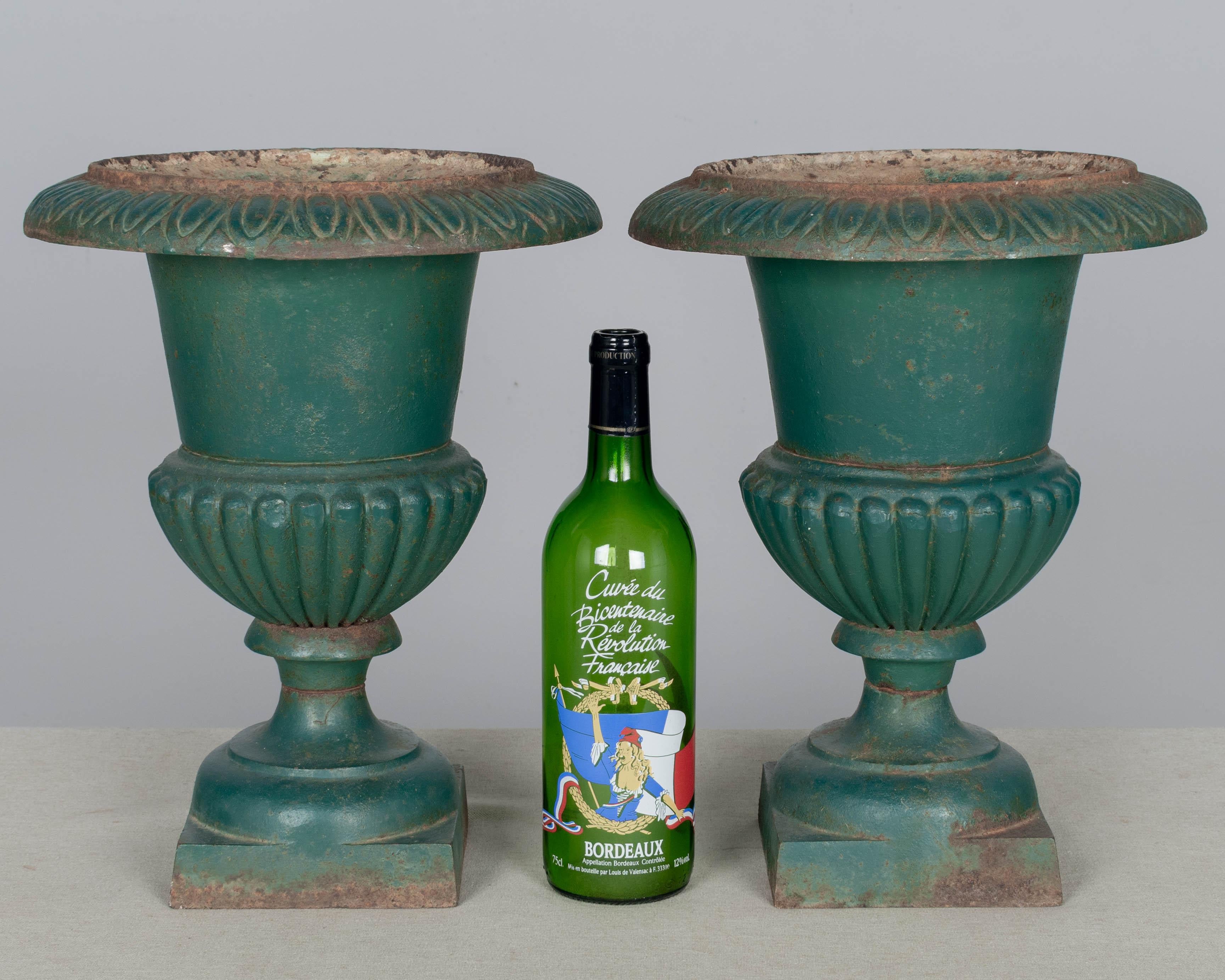 Ein Paar französische, grün lackierte Gartenurnen aus Gusseisen im Medicis-Stil mit grüner Patina. Zweiteilig gegossen, die Urne ist mit dem Sockel verschraubt. Leichte Lackschäden und etwas Rost. CIRCA 1900-1920
Abmessungen: 14 