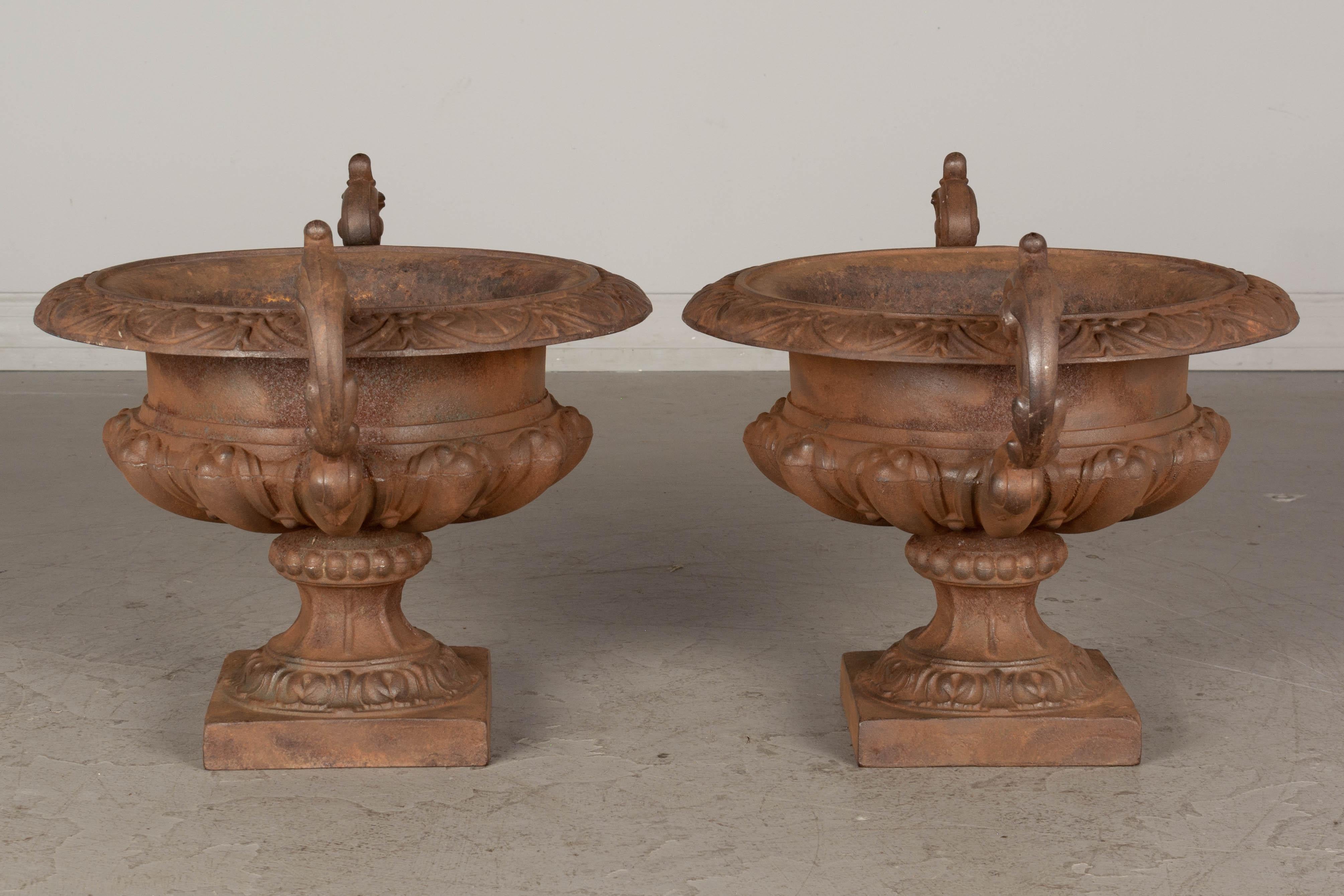 Beaux-Arts Paire d'urnes de jardin françaises en fonte du 19ème siècle en vente