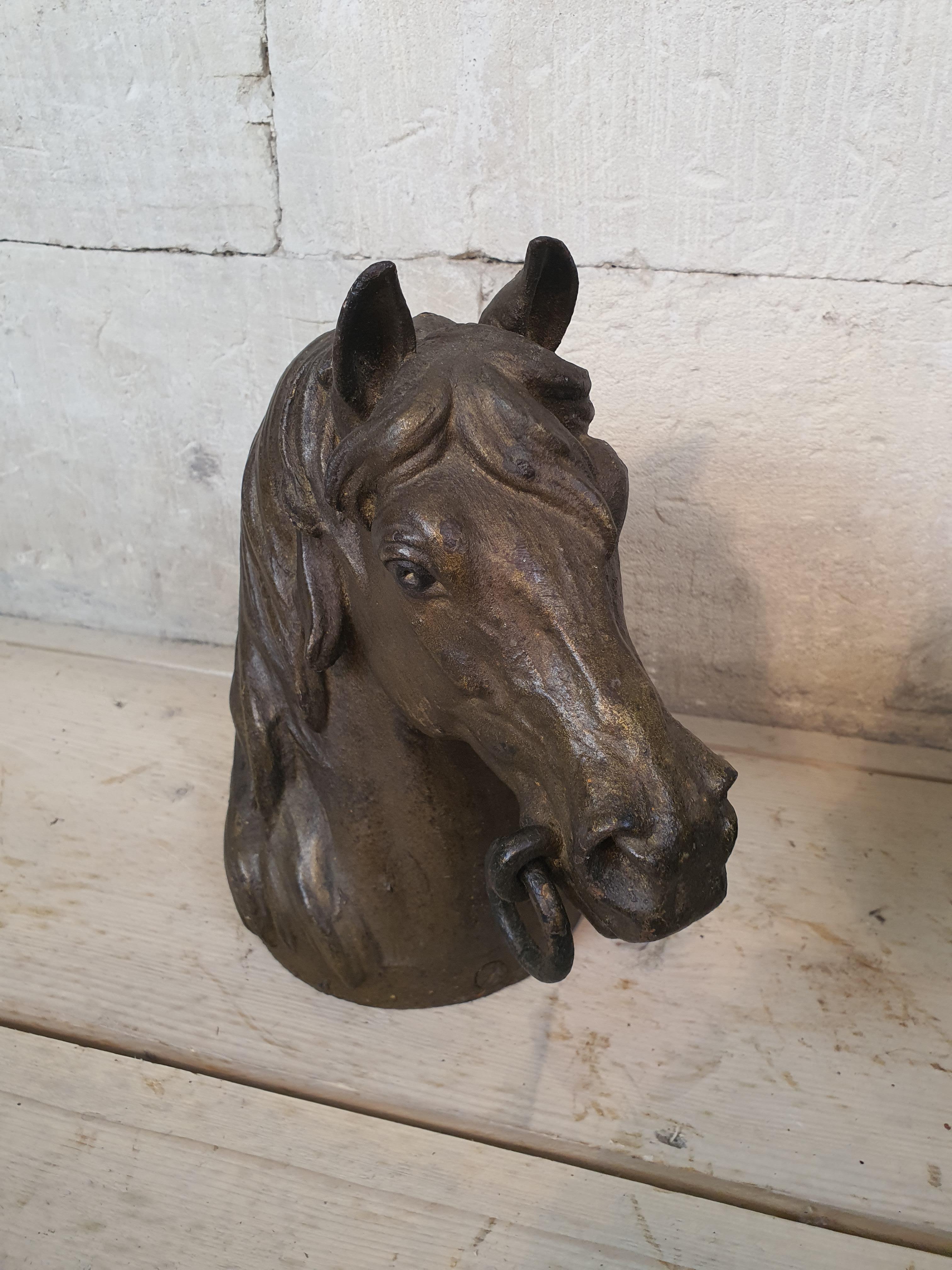 Teste di cavallo in stile bellissimo con anelli per il morso ancora presenti, montate su un gancio ma possono essere montate a parete. Manca la punta di un orecchio.