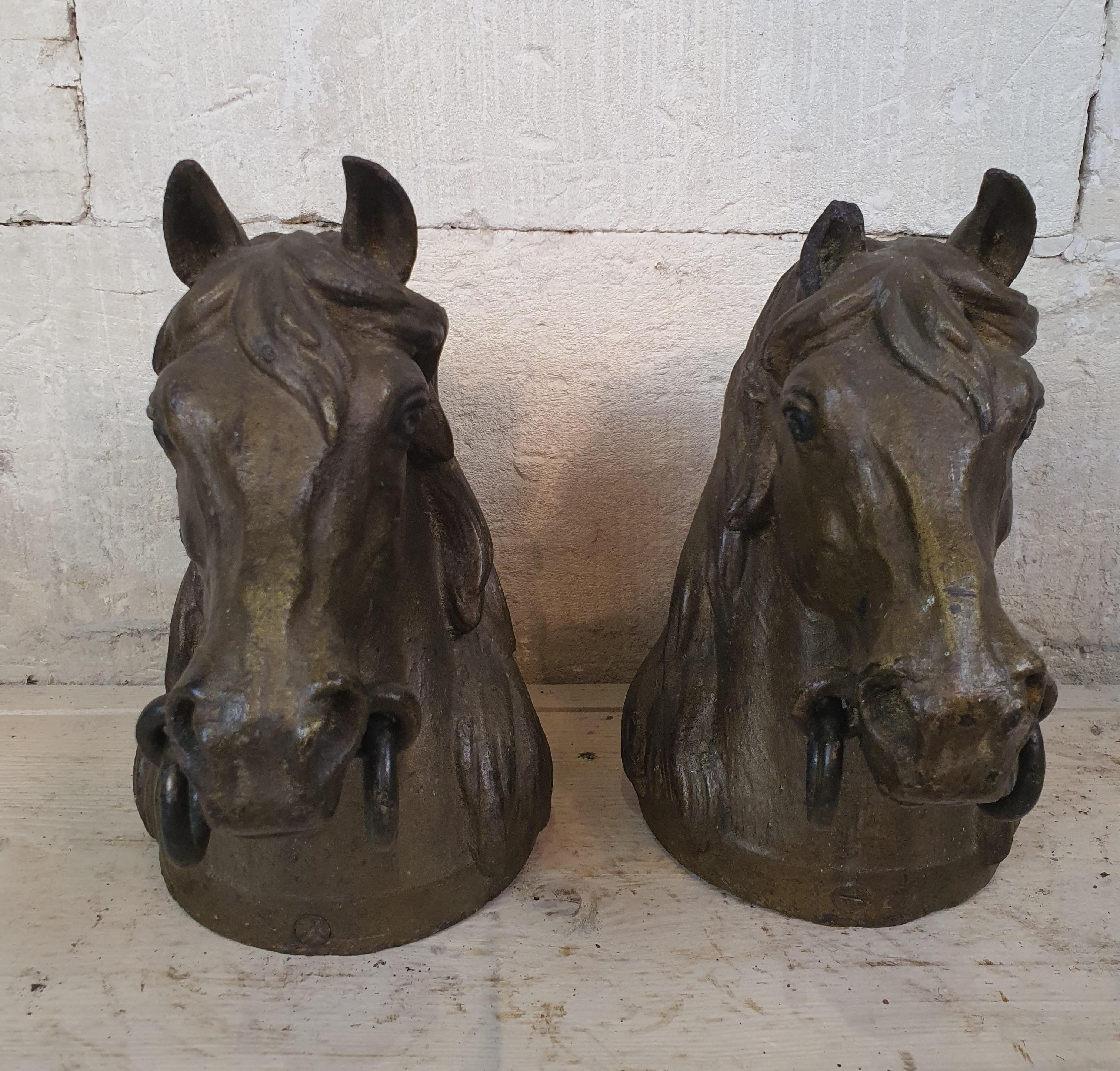 Coppia di teste di cavallo in ghisa francese per il posto di blocco In condizioni buone in vendita a Cheltenham, GB