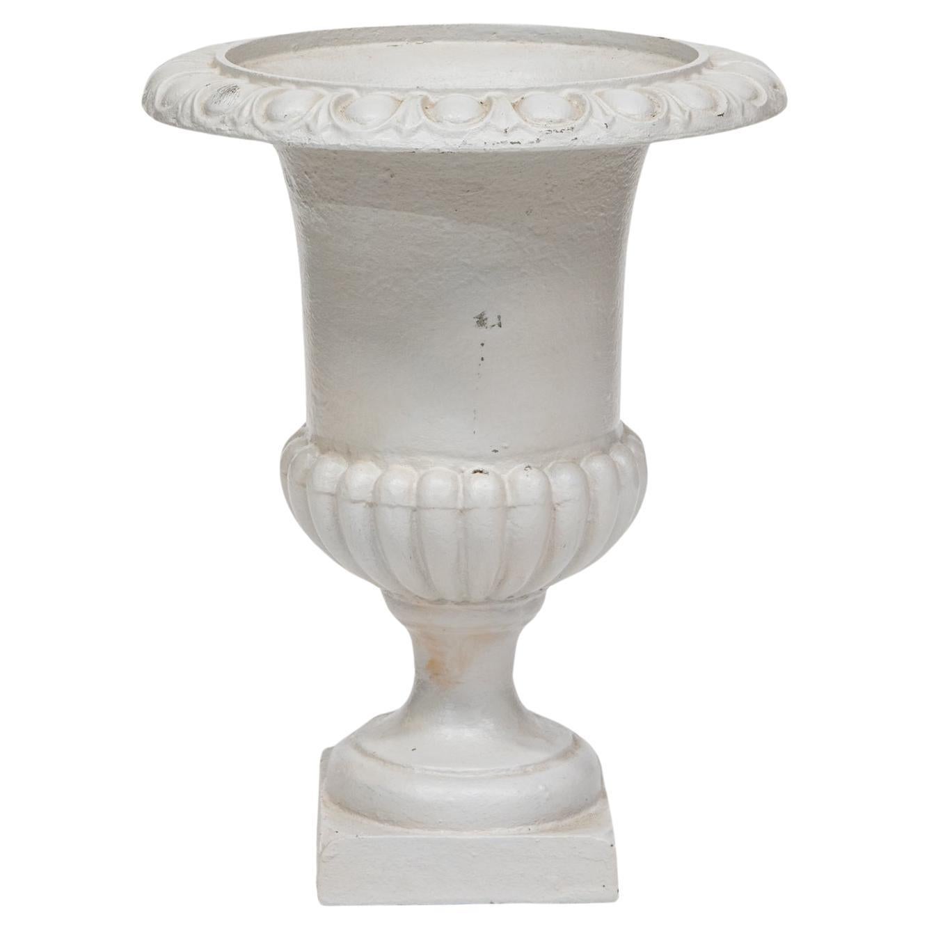 Paire d'urnes en fonte française, adaptées au jardin, aux parterres de fleurs, au patio ou à l'intérieur sur une longue table ou un buffet.  J'ai été blanchi, car je n'aimais pas les couleurs foncées habituelles, mais vous pouvez le retoucher avec