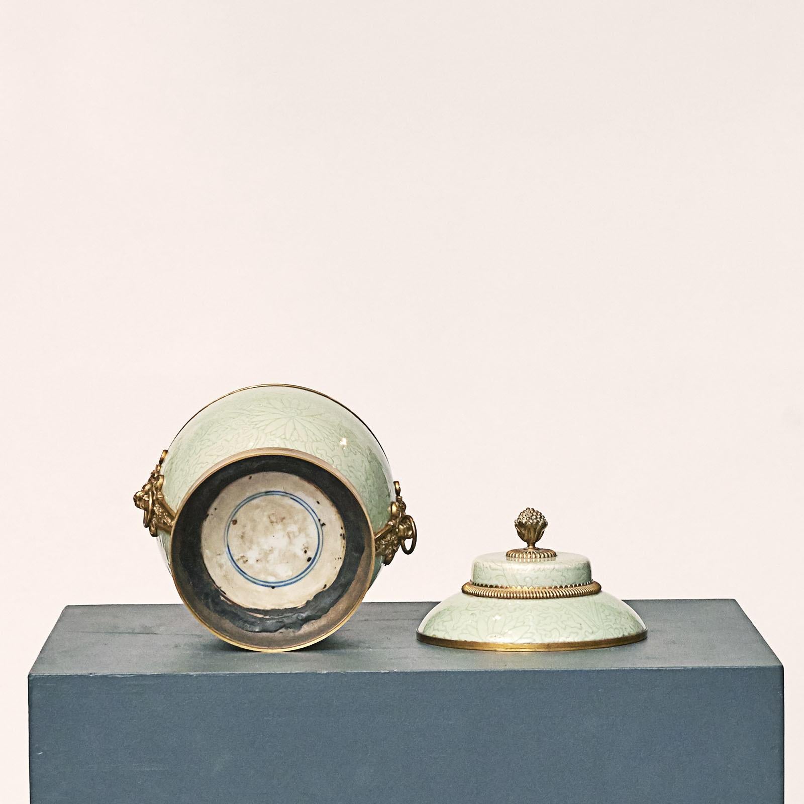 Napoleone III Coppia di vasi con coperchio in celadon montati in porcellana Regence Gilt-Bronze Green Glazed in vendita