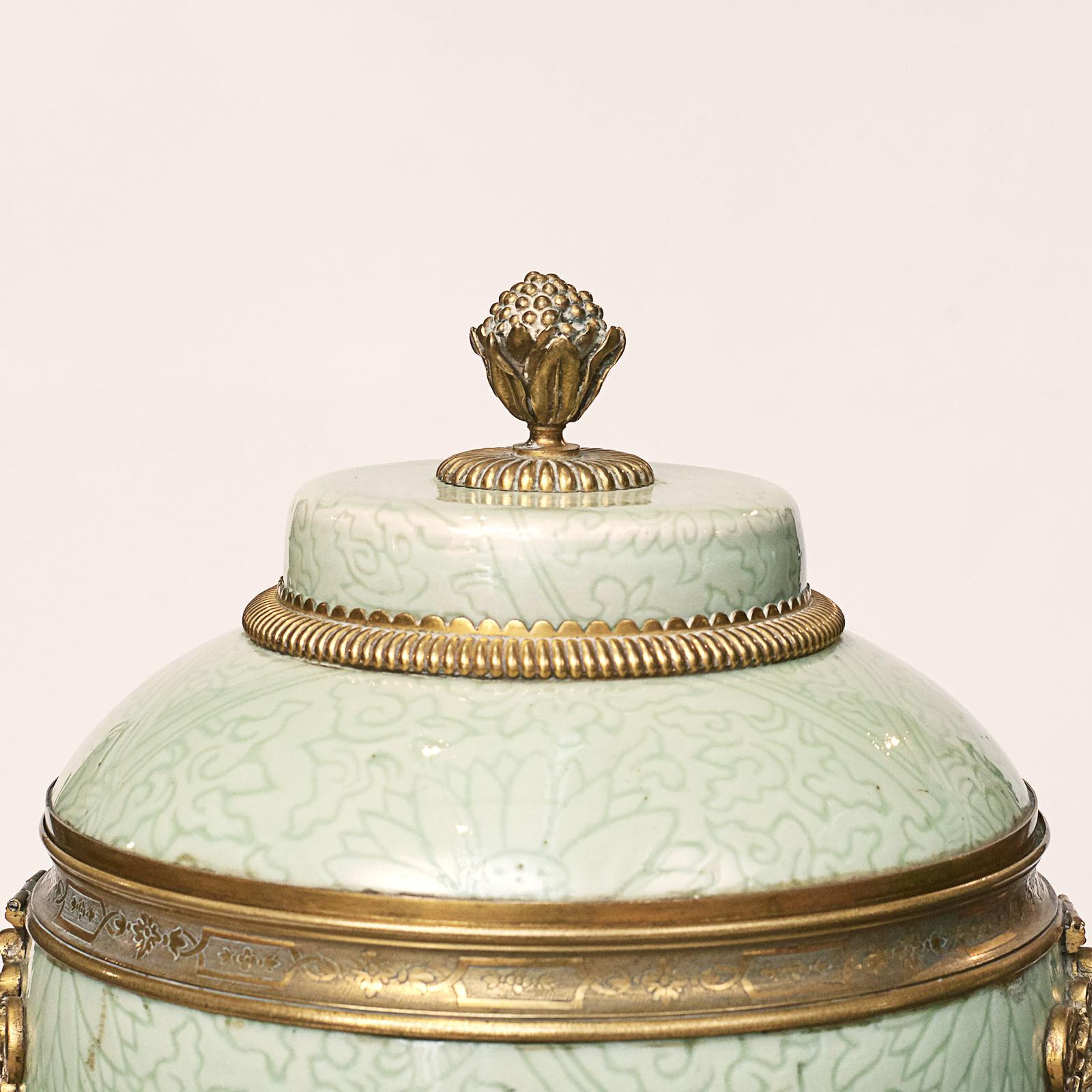 Francese Coppia di vasi con coperchio in celadon montati in porcellana Regence Gilt-Bronze Green Glazed in vendita