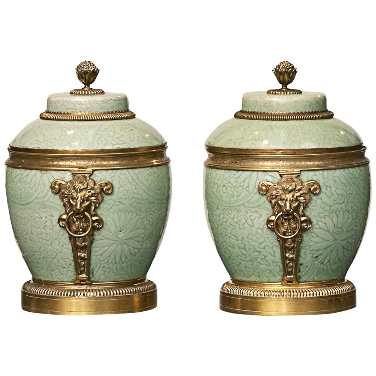 Paire de vases à couvercle céladon montés en porcelaine émaillée verte de bronze doré de style Régence