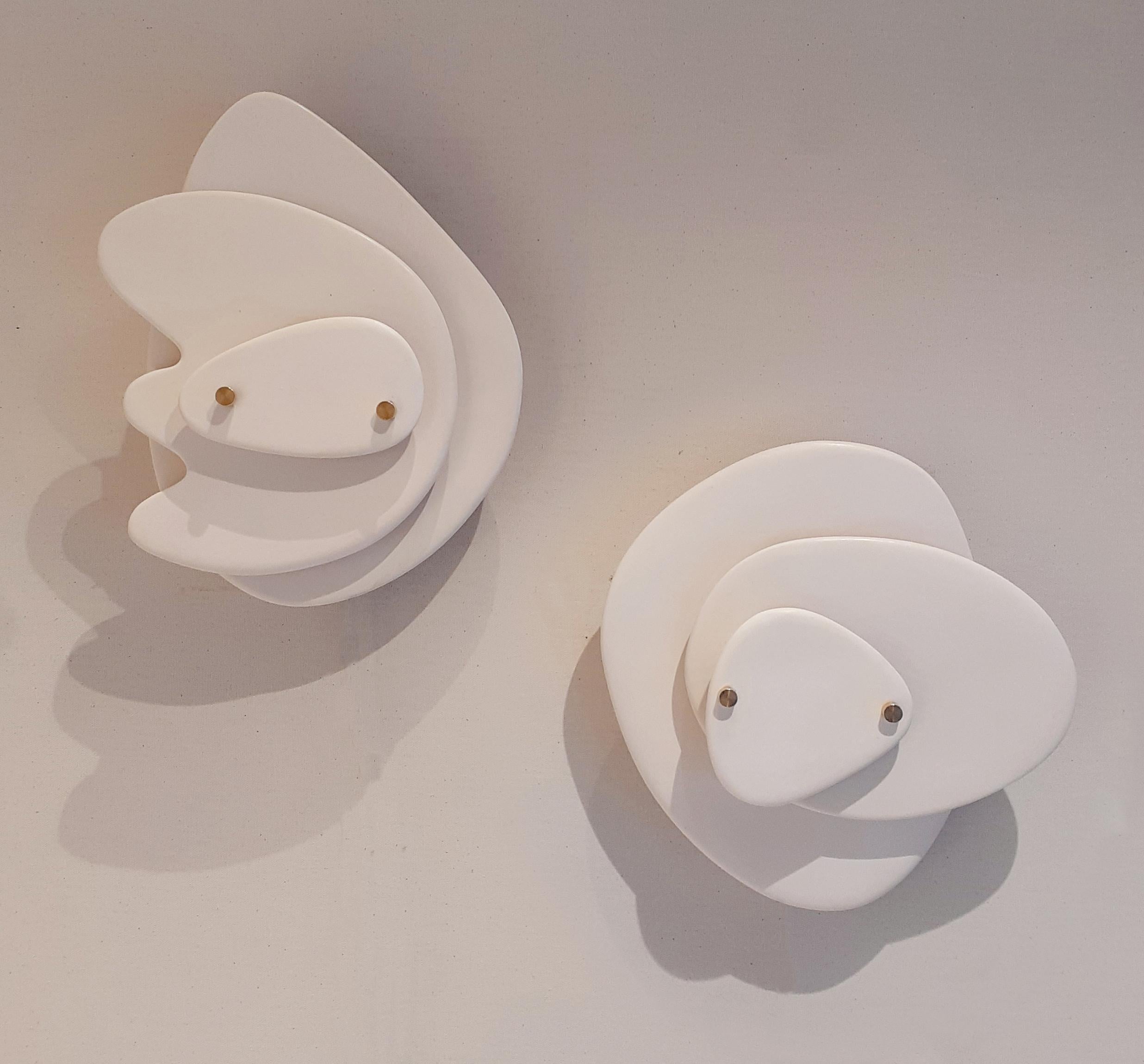 Einzigartiger Wandleuchter aus Keramik:: handgefertigt von Elsa Foulon Studio in ihrem Pariser Atelier. 
Struktur aus matt emaillierter Keramik und Messing. 
Organisches und sinnliches Design. 
Eine UL-gelistete Option ist auf Anfrage erhältlich 
 