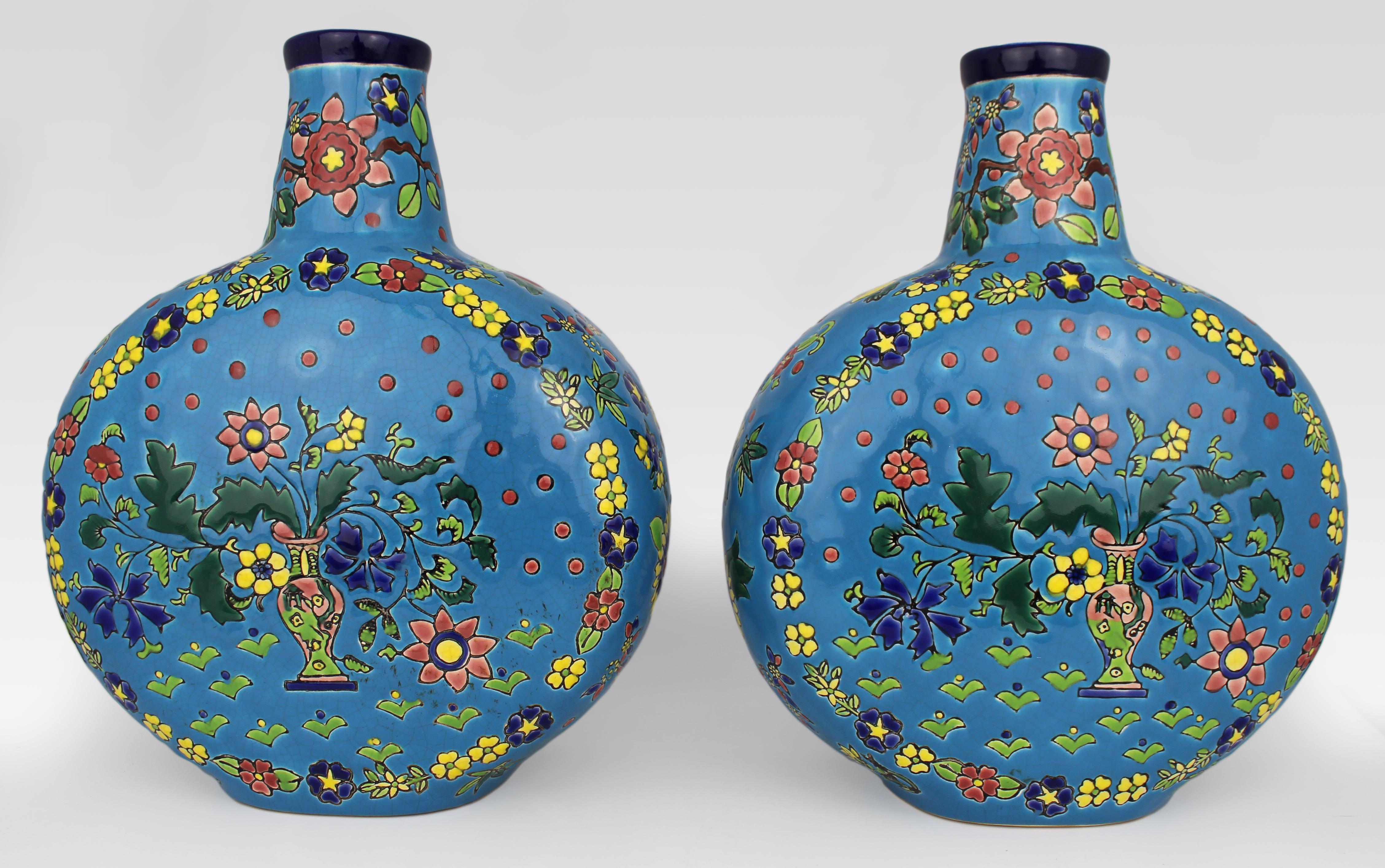 Paar französische Moonflask-Vasen aus Keramik
Frankreich, um 1900-1920

Ein dekoratives und lebhaftes Paar französischer Mondflaschenvasen aus Keramik vom Anfang des 20. Jahrhunderts, datiert auf ca. 1900-1920. Die Vasen sind in einer auffälligen