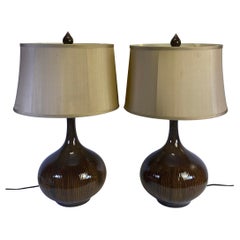 Pareja de lámparas de sobremesa francesas de cerámica, mediados del siglo XX, hacia 1950-1960